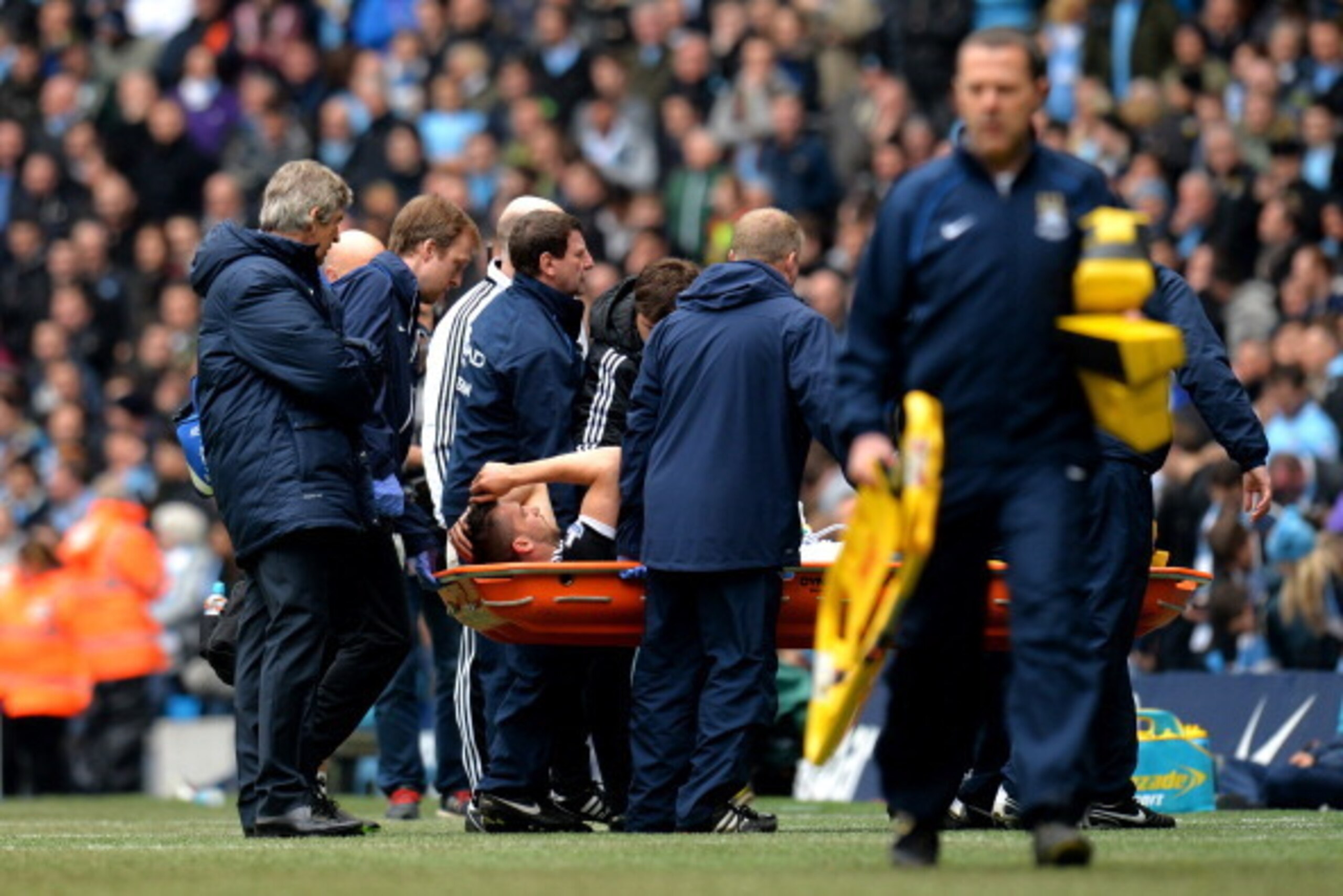 MANCHESTER, ENGLAND - APRIL 05: The injured Jay Rodriguez of Southampton is stretchered off the pitch during the Barclays Premier League match between Manchester City and Southampton at Etihad Stadium on April 5, 2014 in Manchester, England. (Photo by S MANCHESTER, ENGLAND - APRIL 05: The injured Jay Rodriguez of Southampton is stretchered off the pitch during the Barclays Premier League match between Manchester City and Southampton at Etihad Stadium on April 5, 2014 in Manchester, England. (Photo by S