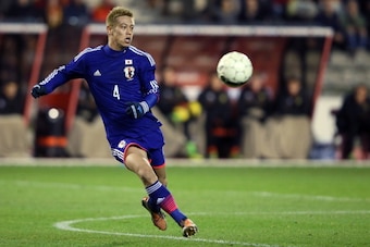 BRUSSELS, BELGIUM - NOVEMBER 19:  Keisuke Honda of Japan runs with the ball during the international friendly match between Belgium and Japan at King Badouin stadium on November 19, 2013 in Brussels, Belgium.  (Photo by Christof Koepsel/Getty Images)