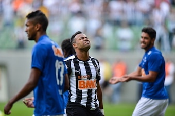 BELO HORIZONTE, BRAZIL - MAY 11: Fernandinho #11 of Atletico MG during a match between Atletico MG and Cruzeiro as part of Brasileirao Series A 2014 at Independencia stadium on May 11, 2014 in Belo Horizonte, Brazil. (Photo by Pedro Vilela/Getty Images)