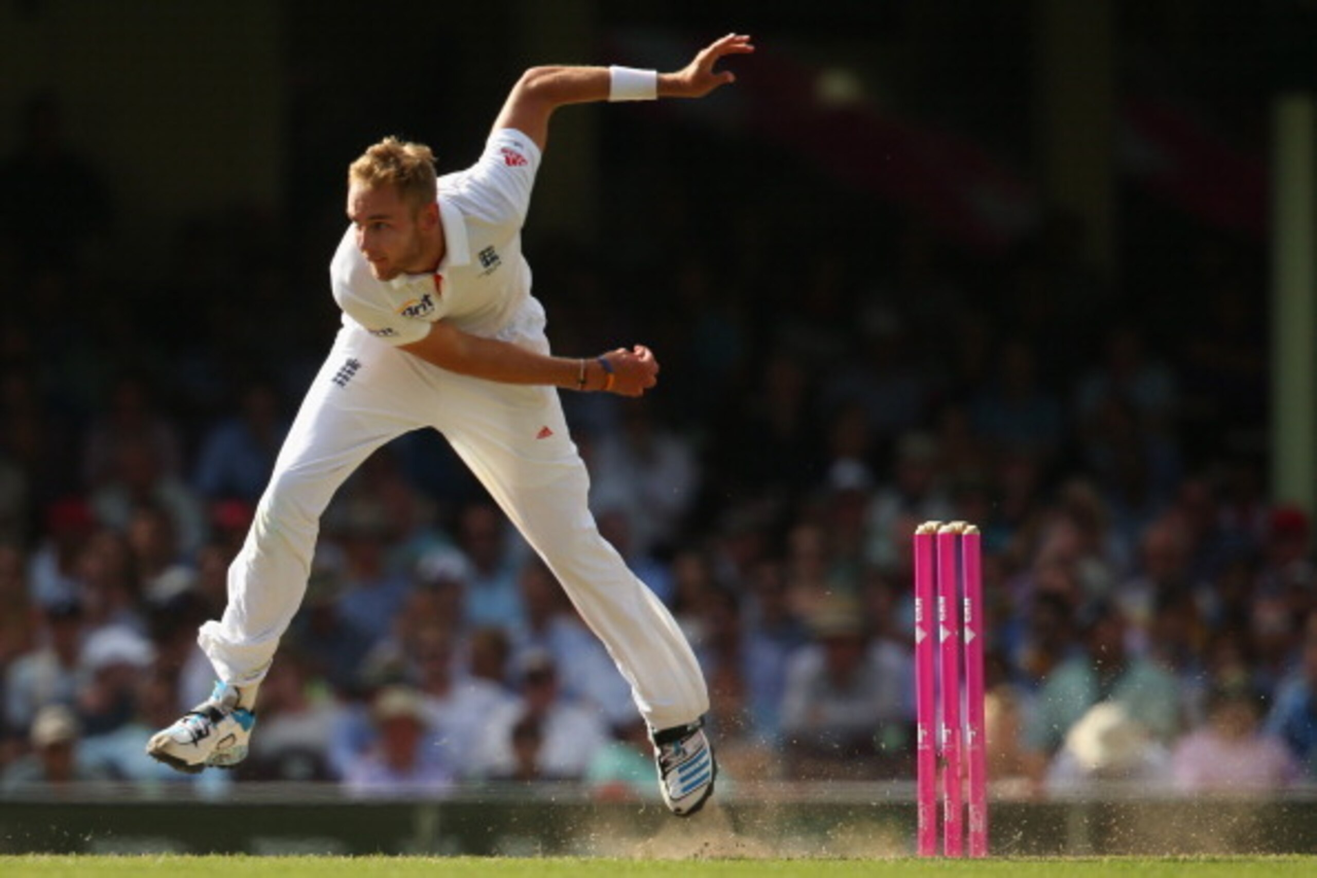 SYDNEY, AUSTRALIA - JANUARY 04:  Stuart Broad of England bowls during day two of the Fifth Ashes Test match between Australia and England at Sydney Cricket Ground on January 4, 2014 in Sydney, Australia.  (Photo by Mark Kolbe/Getty Images)