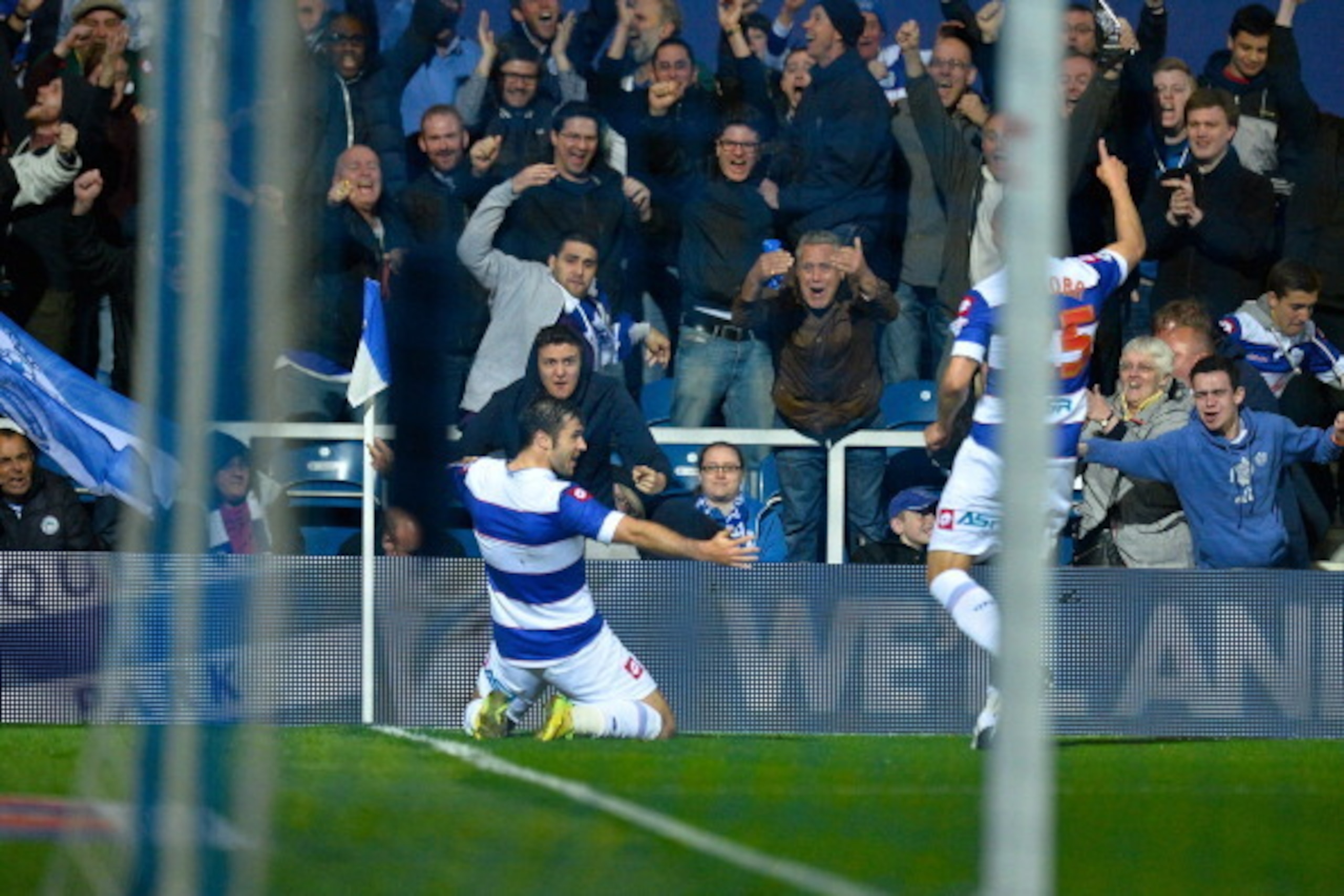 LONDON, ENGLAND - MAY 12:  Charlie Austin of Queens Park Rangers celebrates scoring QPR's 2nd goal in extra time during the Sky Bet Championship Play Off Semi Final second leg match between Queens Park Rangers and Wigan Athletic at Loftus Road on May 12, 