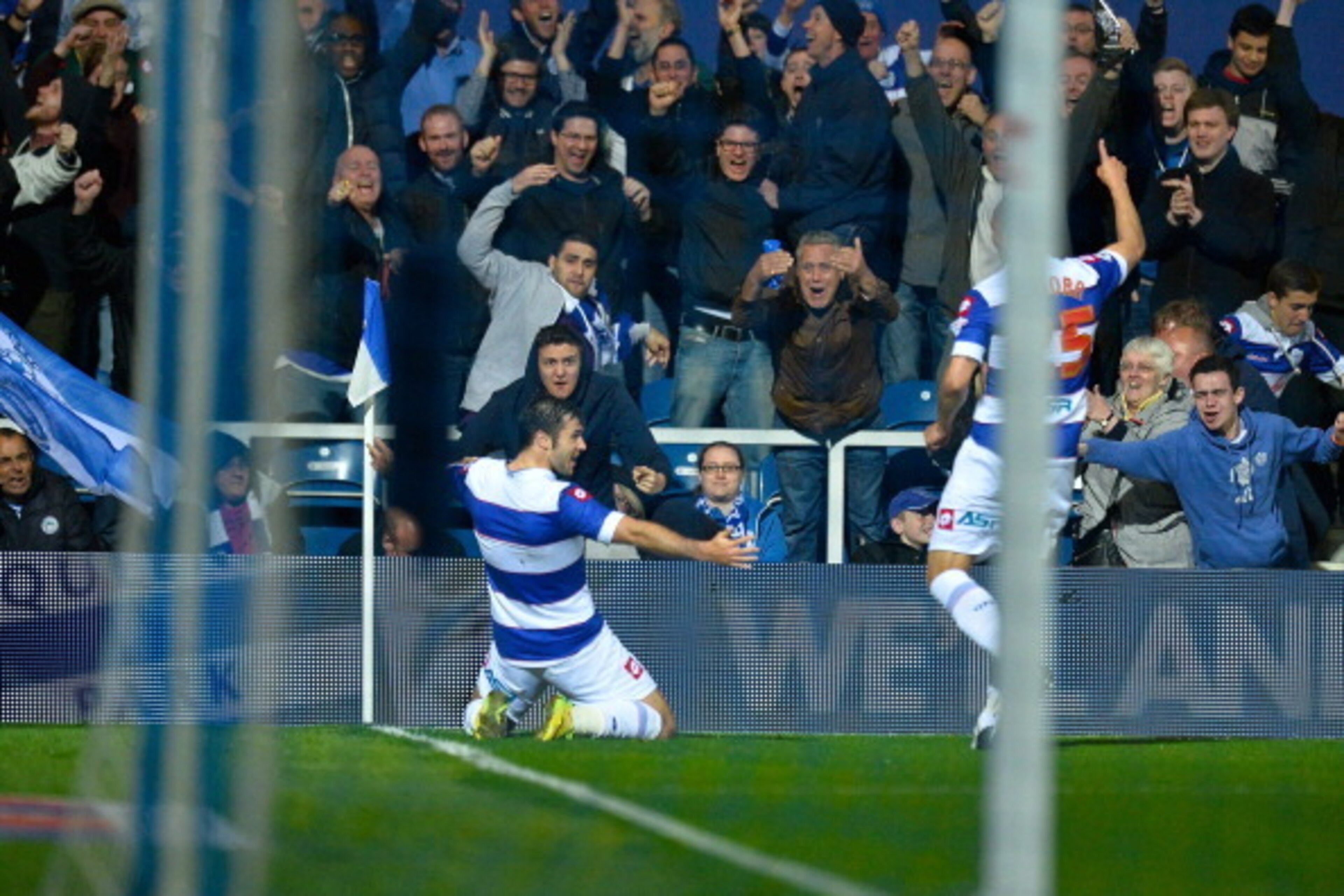 LONDON, ENGLAND - MAY 12:  Charlie Austin of Queens Park Rangers celebrates scoring QPR's 2nd goal in extra time during the Sky Bet Championship Play Off Semi Final second leg match between Queens Park Rangers and Wigan Athletic at Loftus Road on May 12, 