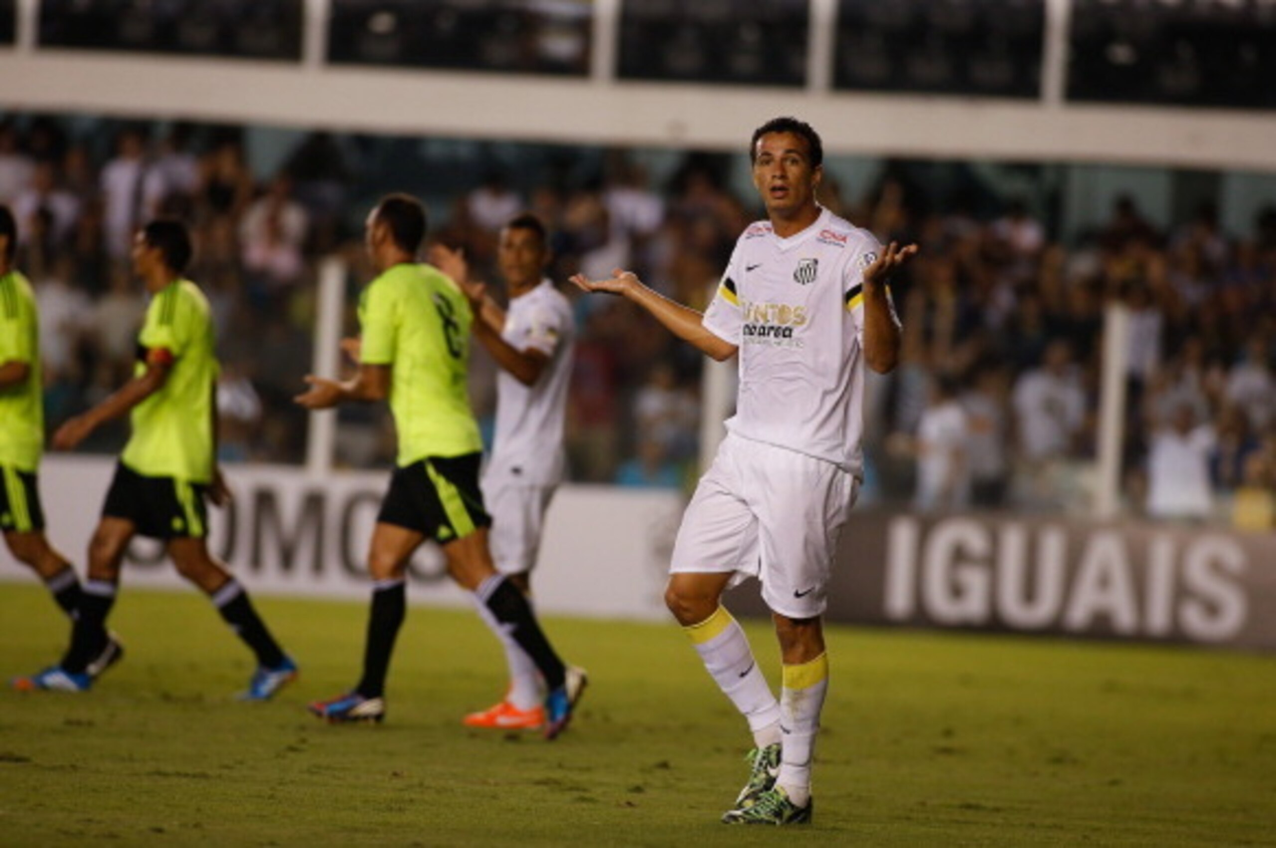 SANTOS, BRAZIL - APRIL 20: Leandro Damiao conplaims with the referee during the match between Santos and Sport Recife for the Brazilian Series A 2014 at Vila Belmiro stadium on April 20, 2014 in Santos, Brazil. (Photo by Alexandre Schneider/Getty Images)