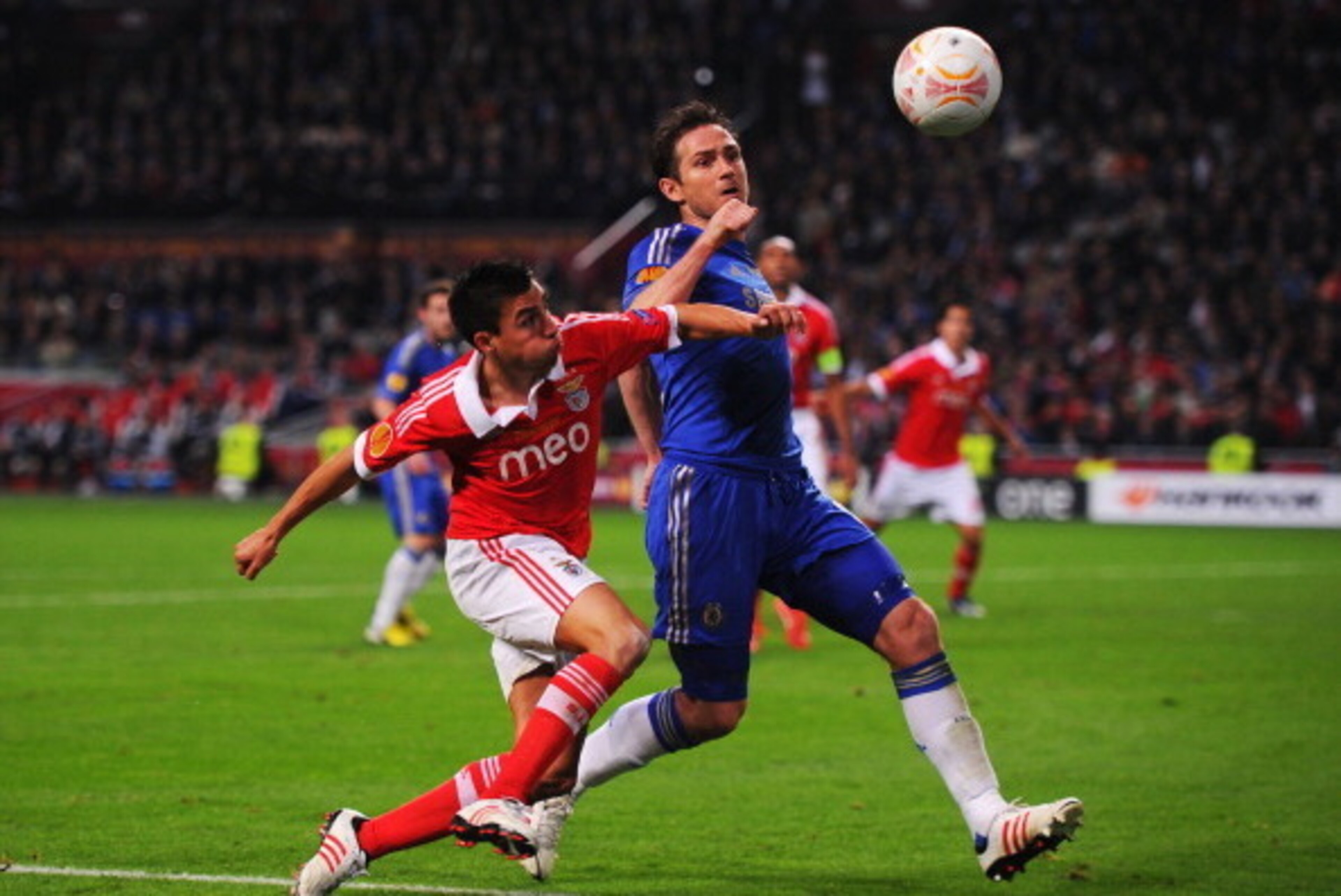 AMSTERDAM, NETHERLANDS - MAY 15:  Frank Lampard of Chelsea and Nicolas Gaitan of Benfica battle for the ball during the UEFA Europa League Final between SL Benfica and Chelsea FC at Amsterdam Arena on May 15, 2013 in Amsterdam, Netherlands.  (Photo by Mic