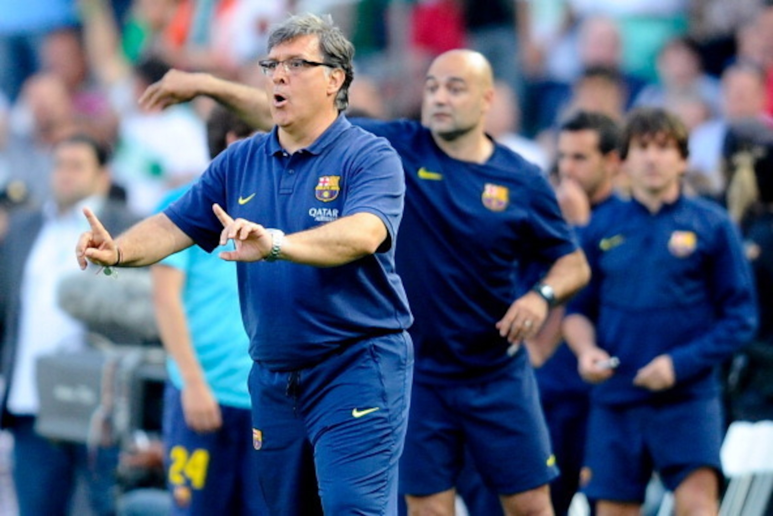 ELCHE, SPAIN - MAY 11:  Head coach Gerardo 'Tata' Martino of FC Barcelona directs his players during the La Liga match between Elche FC and FC Barcelona at Estadio Manuel Martinez Valero on May 11, 2014 in Elche, Spain.  (Photo by David Ramos/Getty Images