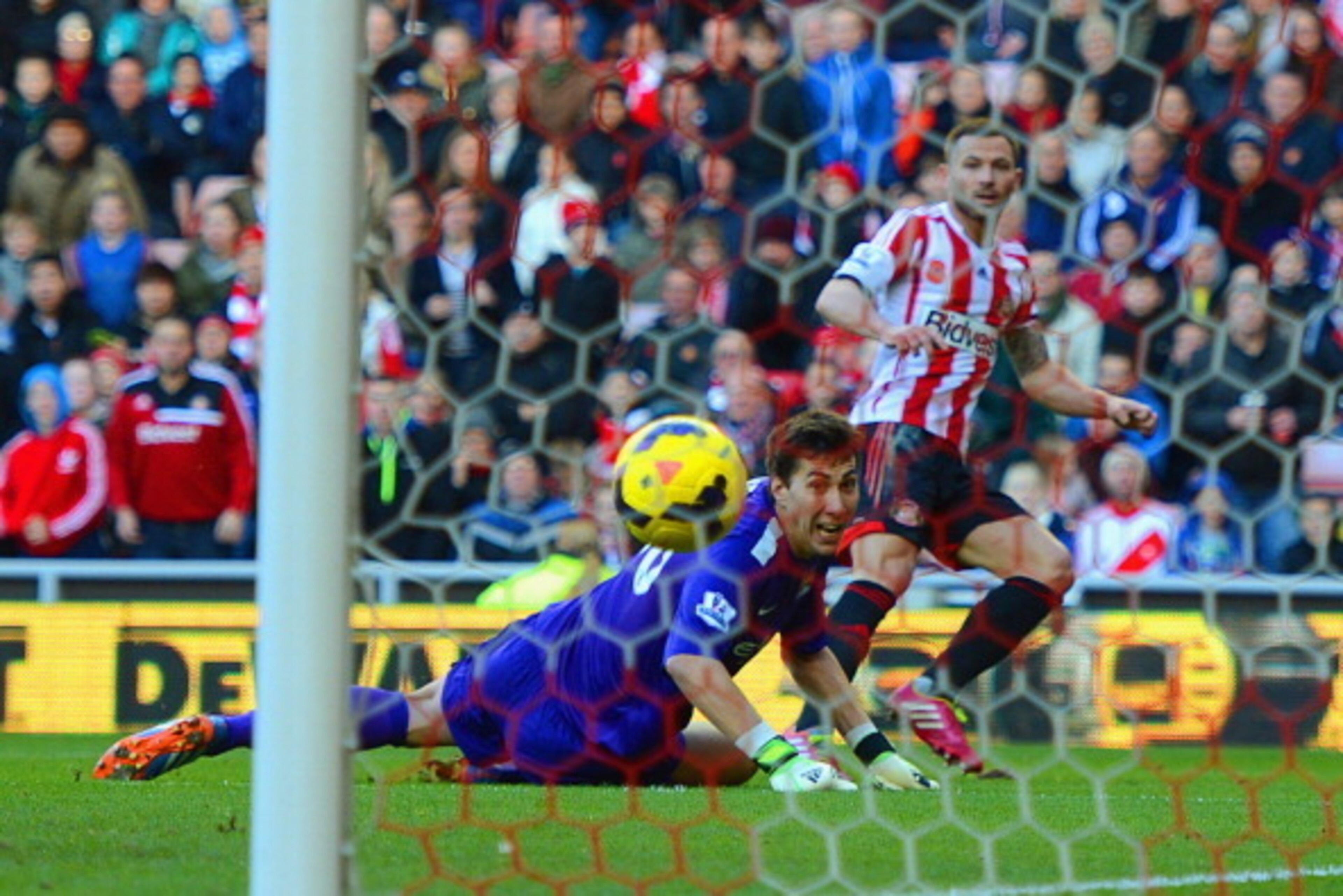 SUNDERLAND, ENGLAND - NOVEMBER 10: Phil Bardsley of Sunderland scores past Costel Pantilimon of Man City to make it 1-0 during the Barclays Premier league match bewtween Sunderland and Manchester City at the Stadium of Light on November 10, 2013 in Sunder