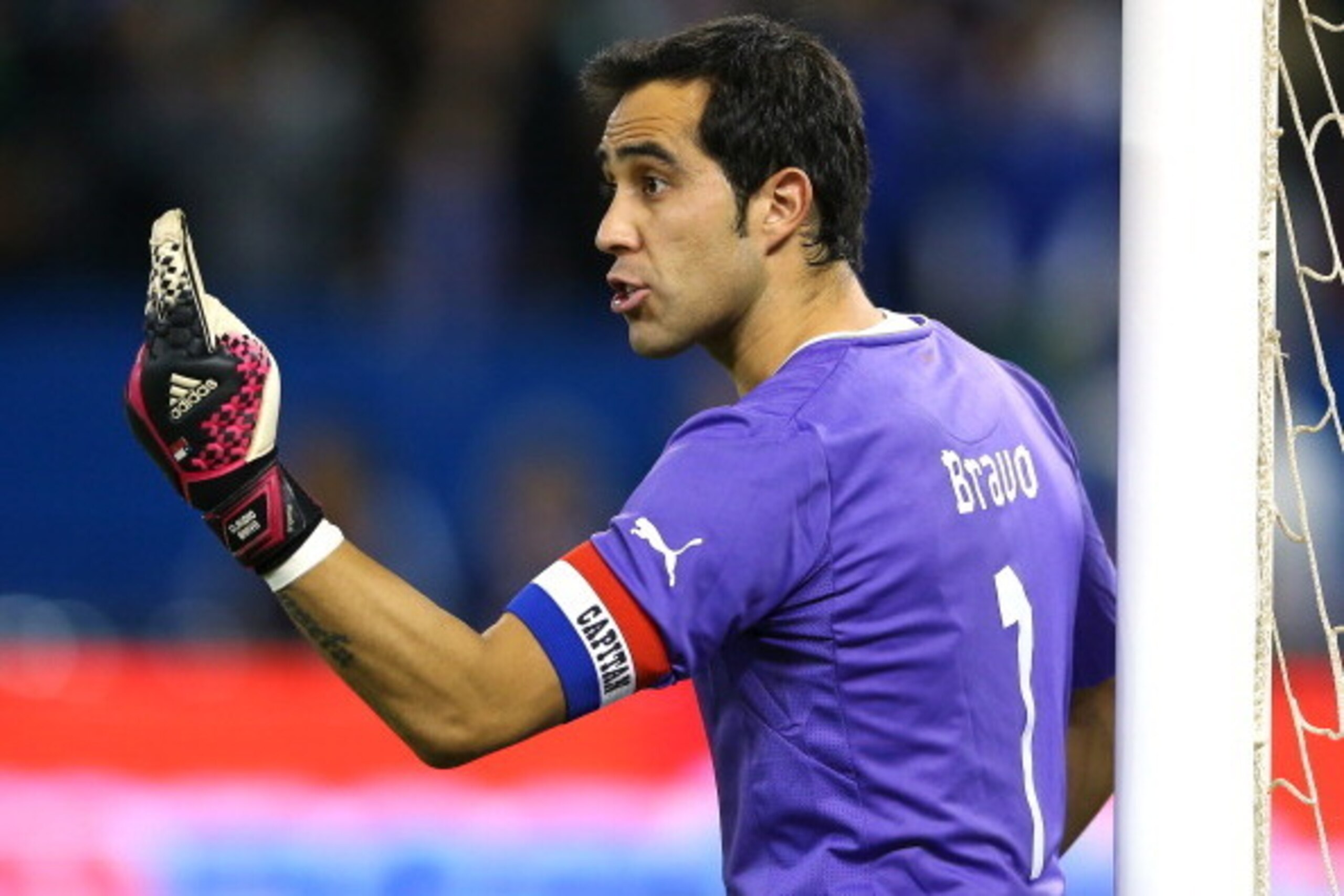 TORONTO, ON - NOVEMBER 19:  Claudio Bravo #1 of Chile directs his teammates in the second half against Brazil during a friendly match at Rogers Centre on November 19, 2013 in Toronto, Canada.Brazil defeated Chile 2-1.  (Photo by Elsa/Getty Images)