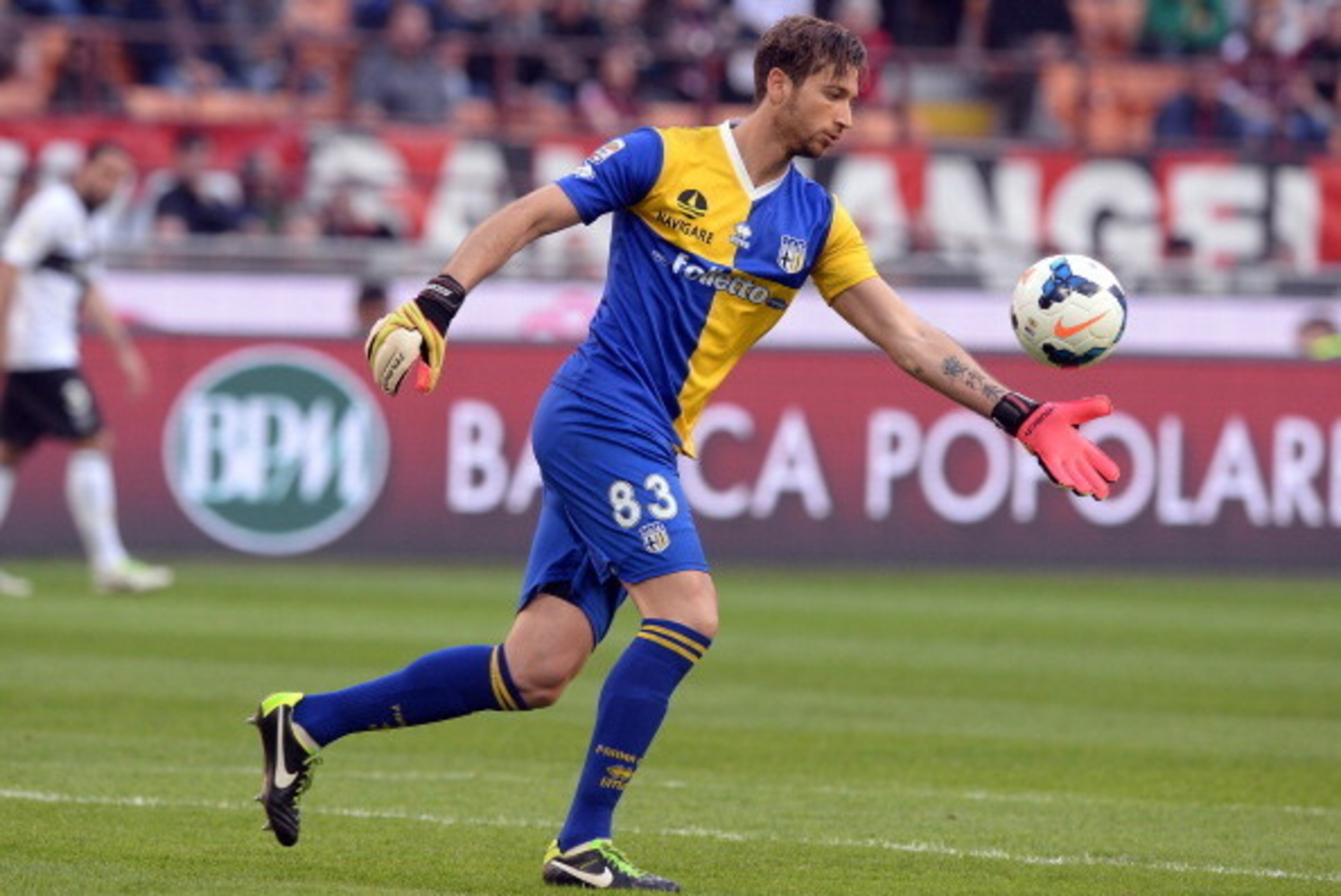 MILAN, ITALY - MARCH 16:  Antonio Mirante of Parma FC in action during the Serie A match between AC Milan and Parma FC at San Siro Stadium on March 16, 2014 in Milan, Italy.  (Photo by Claudio Villa/Getty Images)