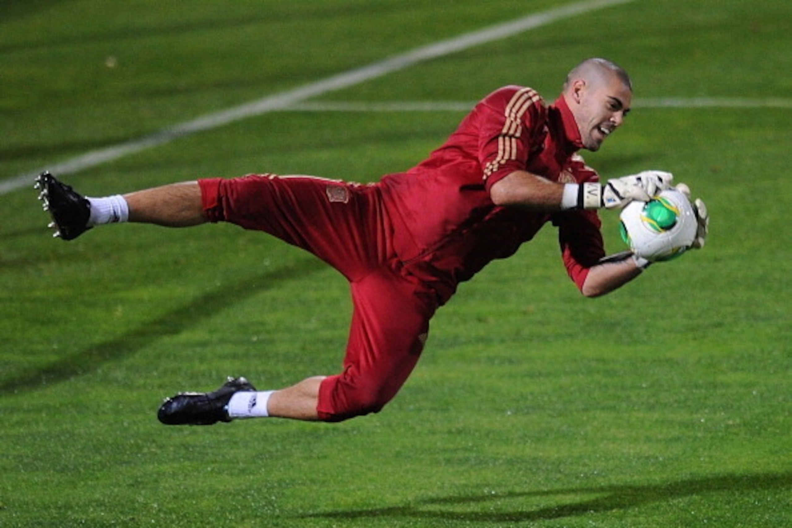 LAS ROZAS, SPAIN - NOVEMBER 13:  Goalkeeper Victor Valdes of Spain makes a save during a training session ahead of their international friendly against Equatorial Guinea on November 13, 2013 in Las Rozas, Spain. (Photo by Denis Doyle/Getty Images)