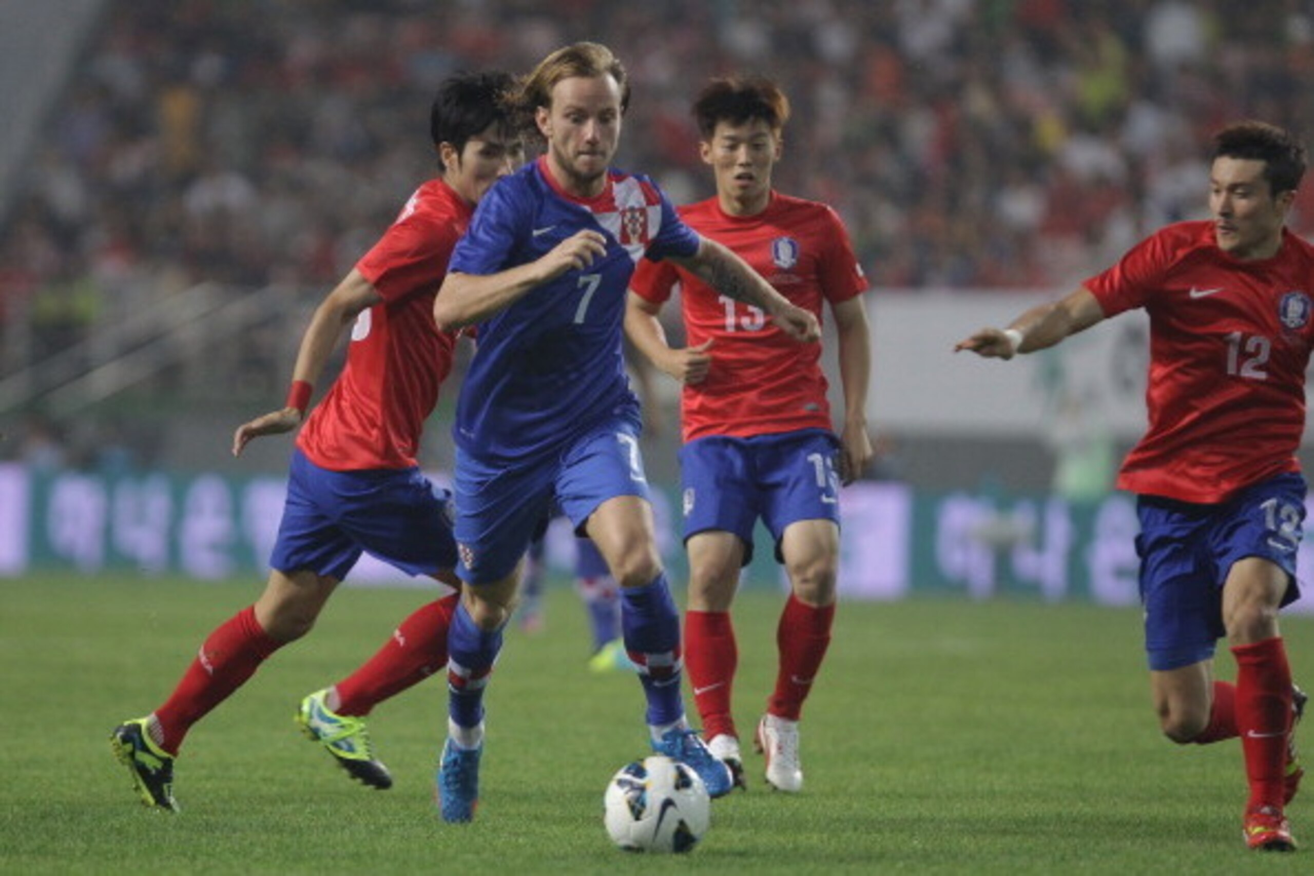 JEONJU, SOUTH KOREA - SEPTEMBER 10:  Ivan Rakitic of Croatia compete for the ball with Park Jong-Woo of South Korea during the international friendly match between South Korea and Croatia at the Jeonju World Cup Stadium on September 10, 2013 in Jeonju, So