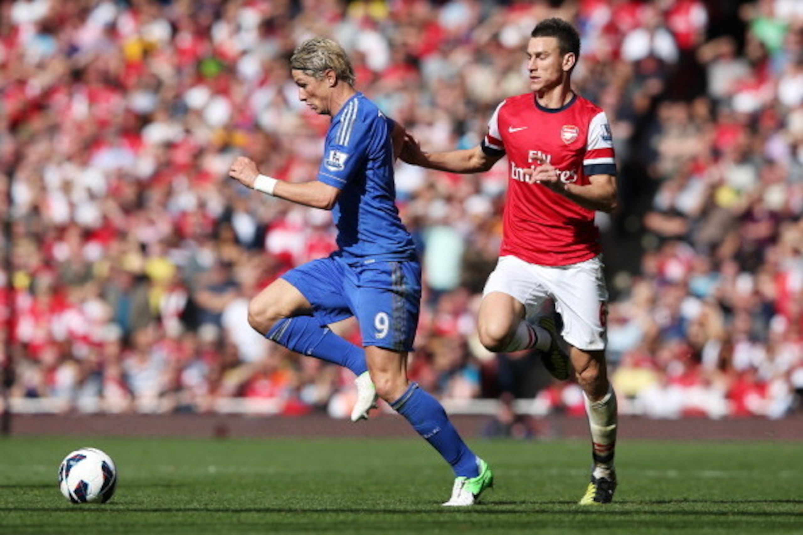 LONDON, ENGLAND - SEPTEMBER 29: Chelsea's Fernando Torres and Arsenal's Laurent Koscielny comepete for the ball during the Barclays Premier League match between Arsenal and Chelsea at Emirates Stadium on September 29, 2012 in London, England. (Photo by LONDON, ENGLAND - SEPTEMBER 29: Chelsea's Fernando Torres and Arsenal's Laurent Koscielny comepete for the ball during the Barclays Premier League match between Arsenal and Chelsea at Emirates Stadium on September 29, 2012 in London, England. (Photo by