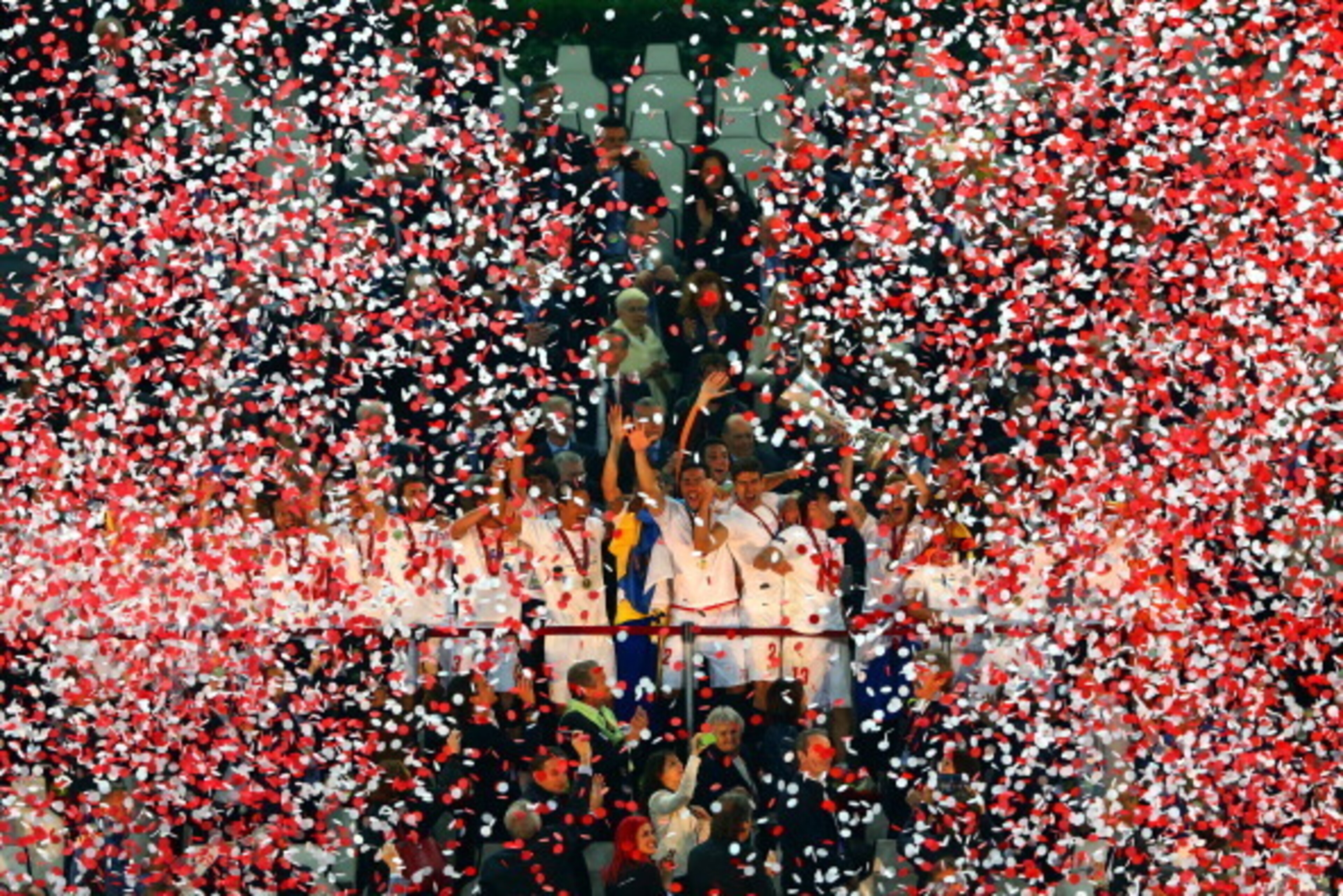 TURIN, ITALY - MAY 14:  Sevilla players celebrate as Ivan Rakitic of Sevilla lifts the Europa League trophy during the UEFA Europa League Final match between Sevilla FC and SL Benfica at Juventus Stadium on May 14, 2014 in Turin, Italy.  (Photo by Michael