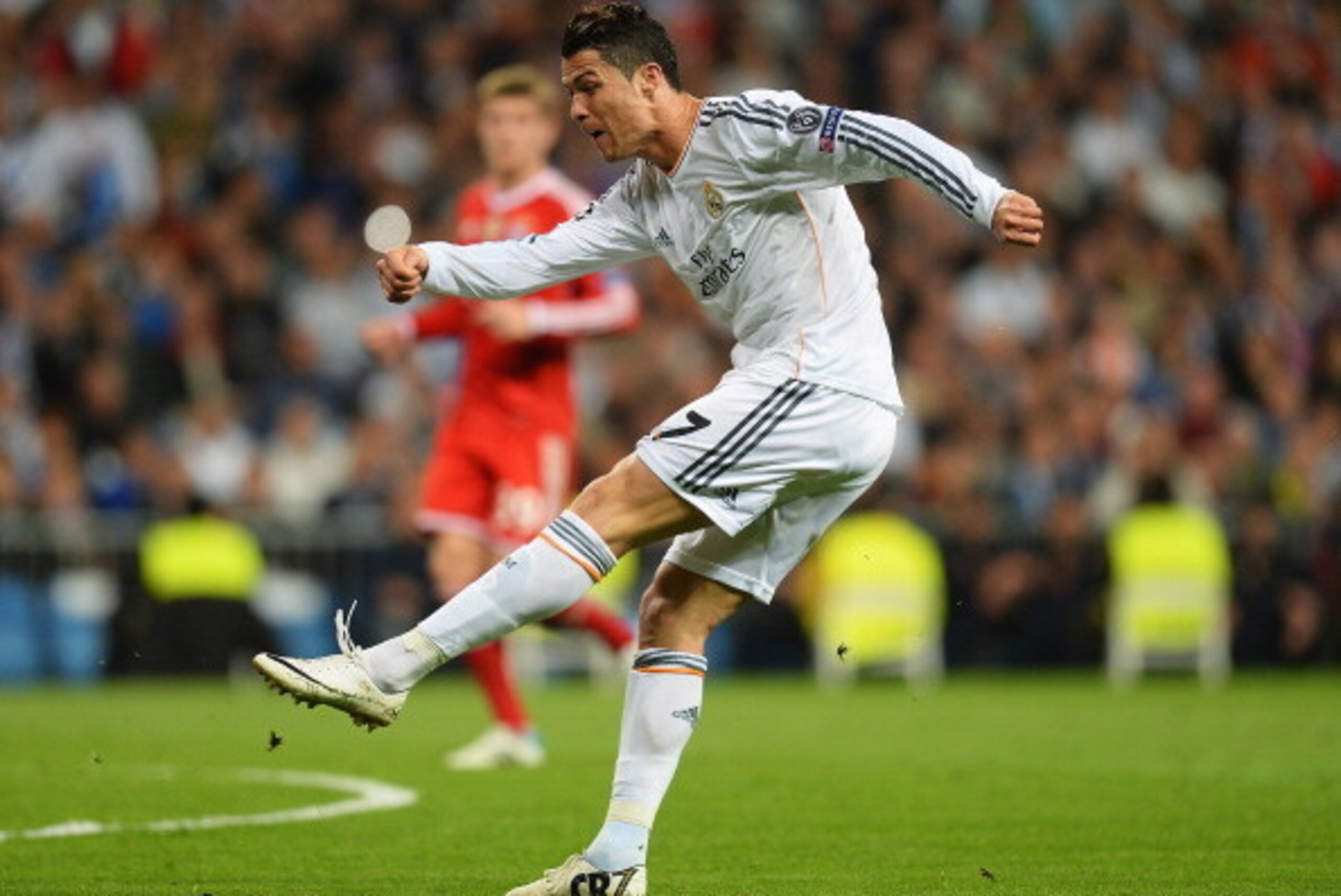 MADRID, SPAIN - APRIL 23:  Cristiano Ronaldo of Real Madrid shoots during the UEFA Champions League semi-final first leg match between Real Madrid and FC Bayern Muenchen at the Estadio Santiago Bernabeu on April 23, 2014 in Madrid, Spain.  (Photo by Mike 
