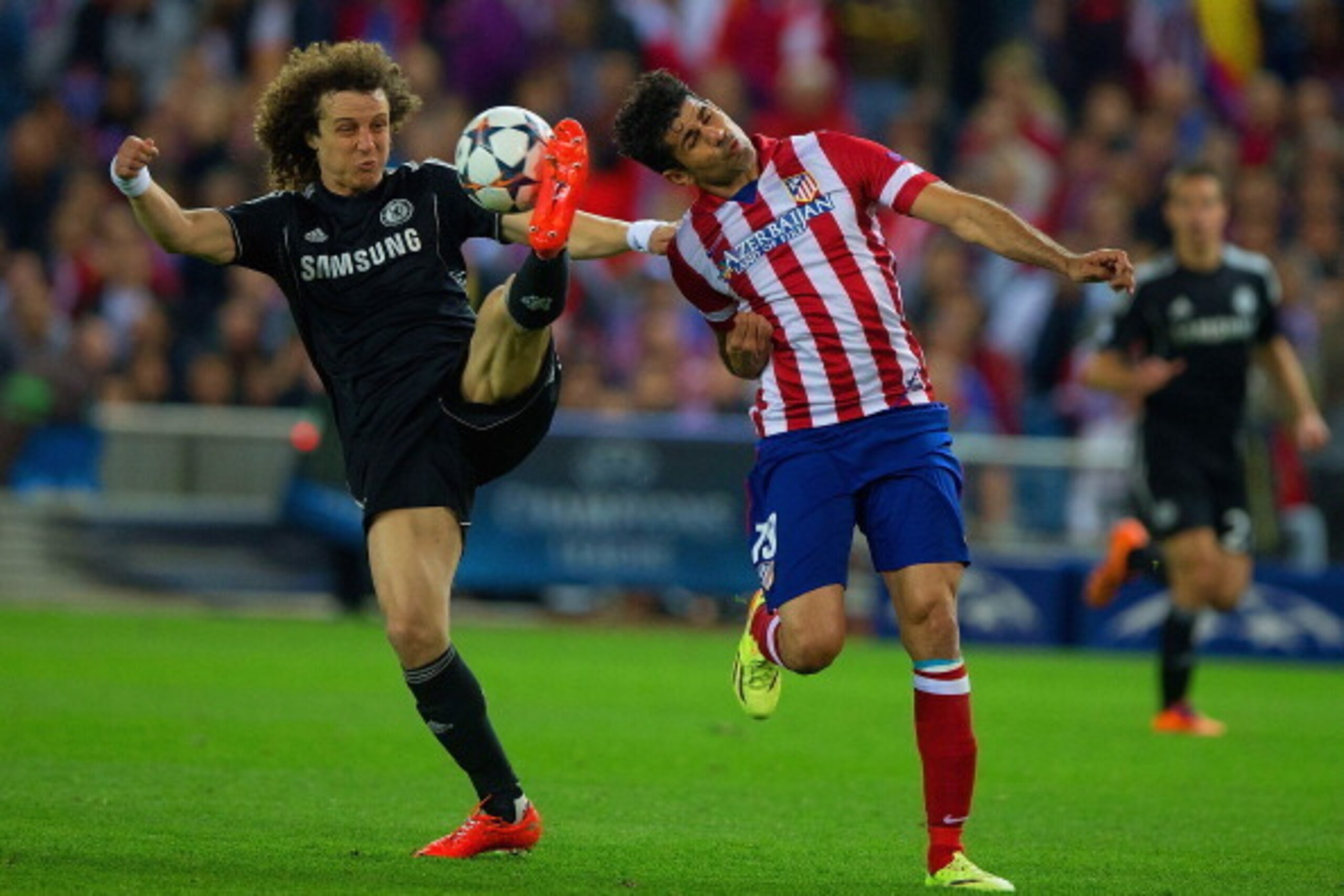 MADRID, SPAIN - APRIL 22:  David Luiz of Chelsea and Diego Costa of Club Atletico de Madrid battle for the ball during the UEFA Champions League Semi Final first leg match between Club Atletico de Madrid and Chelsea at Vicente Calderon Stadium on April 22
