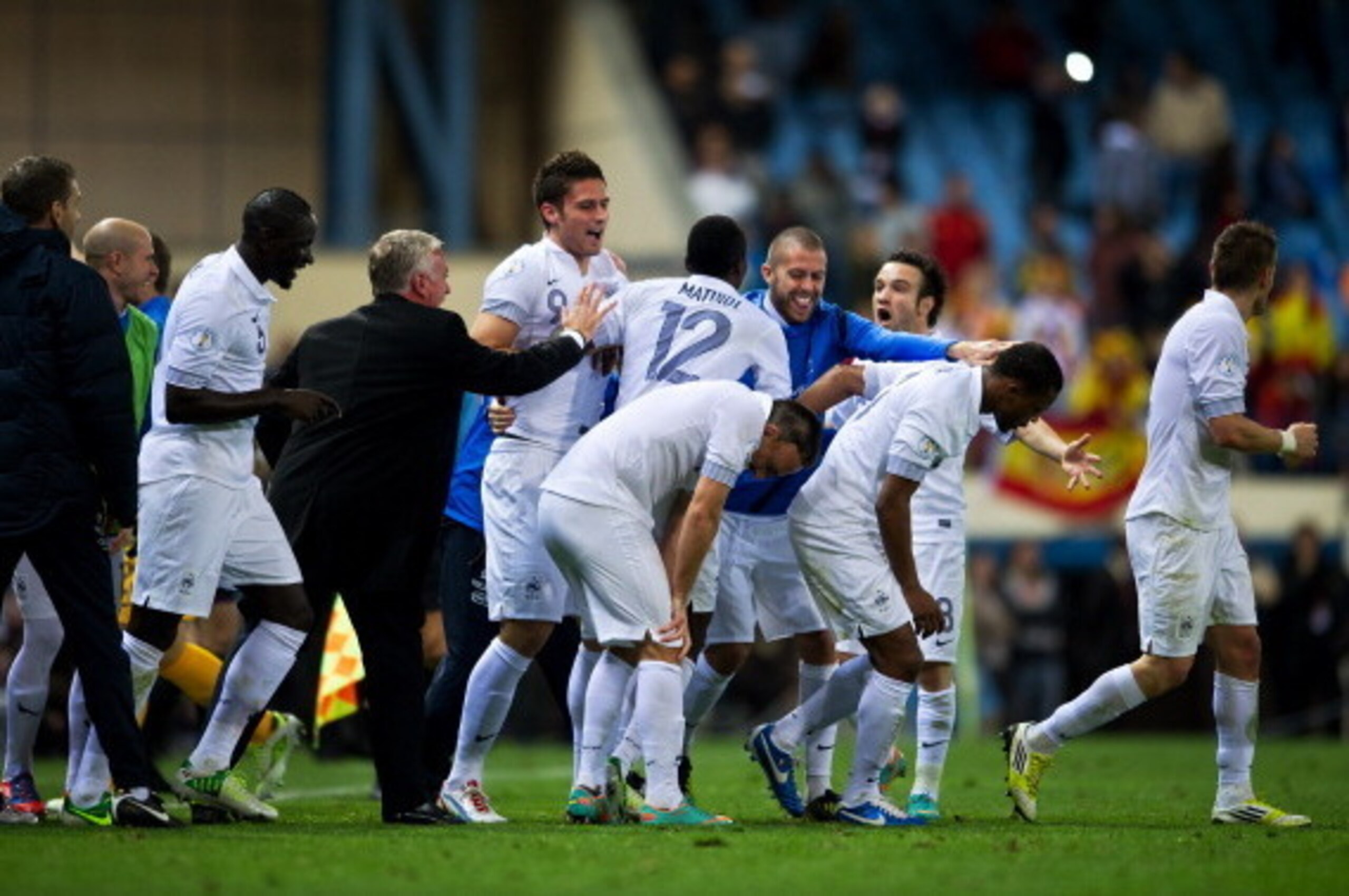 MADRID, SPAIN - OCTOBER 16: Olivier Giroud (9) of France celebrates with his teammates and coach Didier Deschamps after scoring his sides last minute equalizing goal during the FIFA 2014 Group I World Cup Qualifier game between Spain and France at the Vic