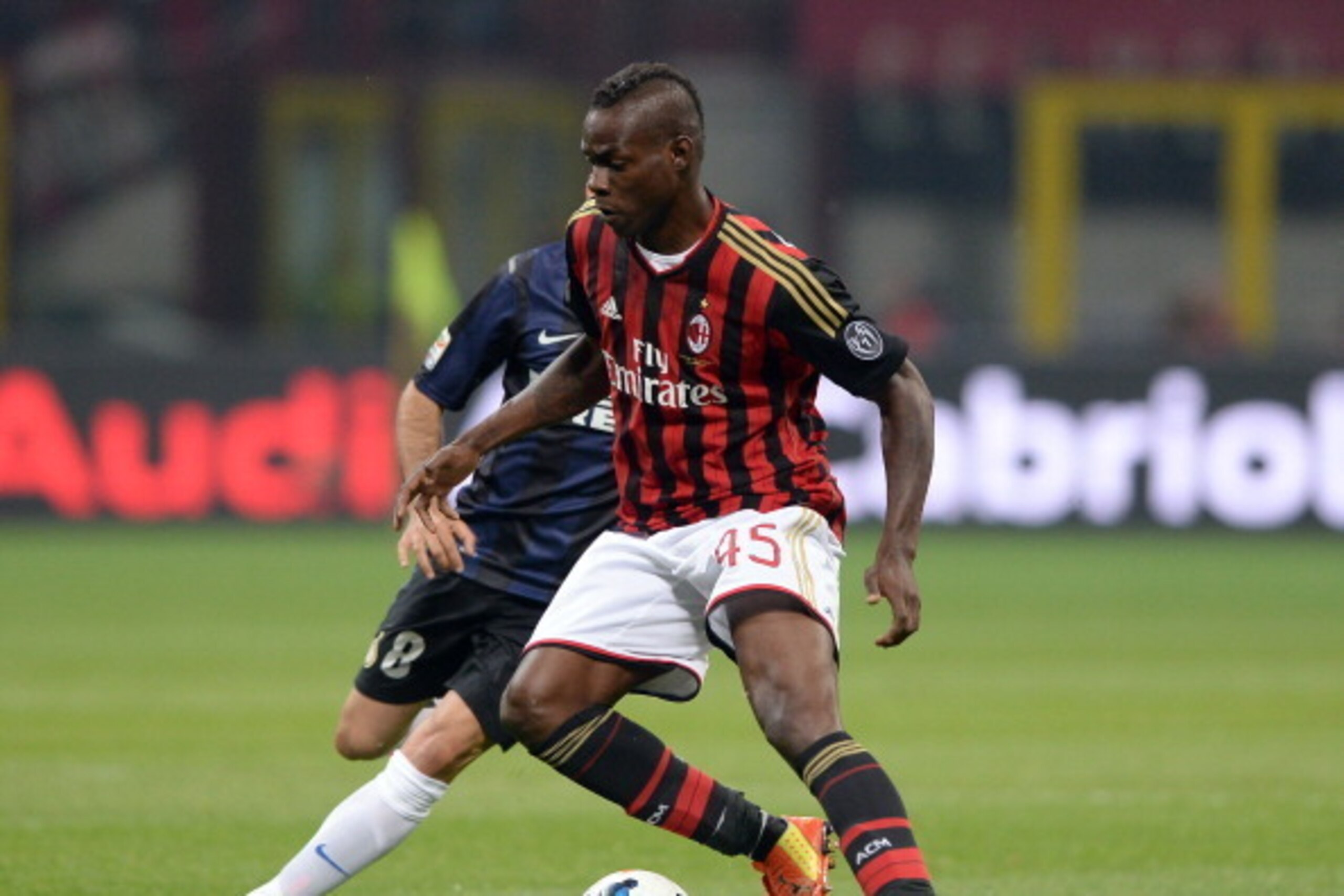 MILAN, ITALY - MAY 04:  Mario Balotelli of AC Milan in action during the Serie A match between AC Milan and FC Internazionale Milano at Stadio Giuseppe Meazza on May 4, 2014 in Milan, Italy.  (Photo by Claudio Villa/Getty Images)