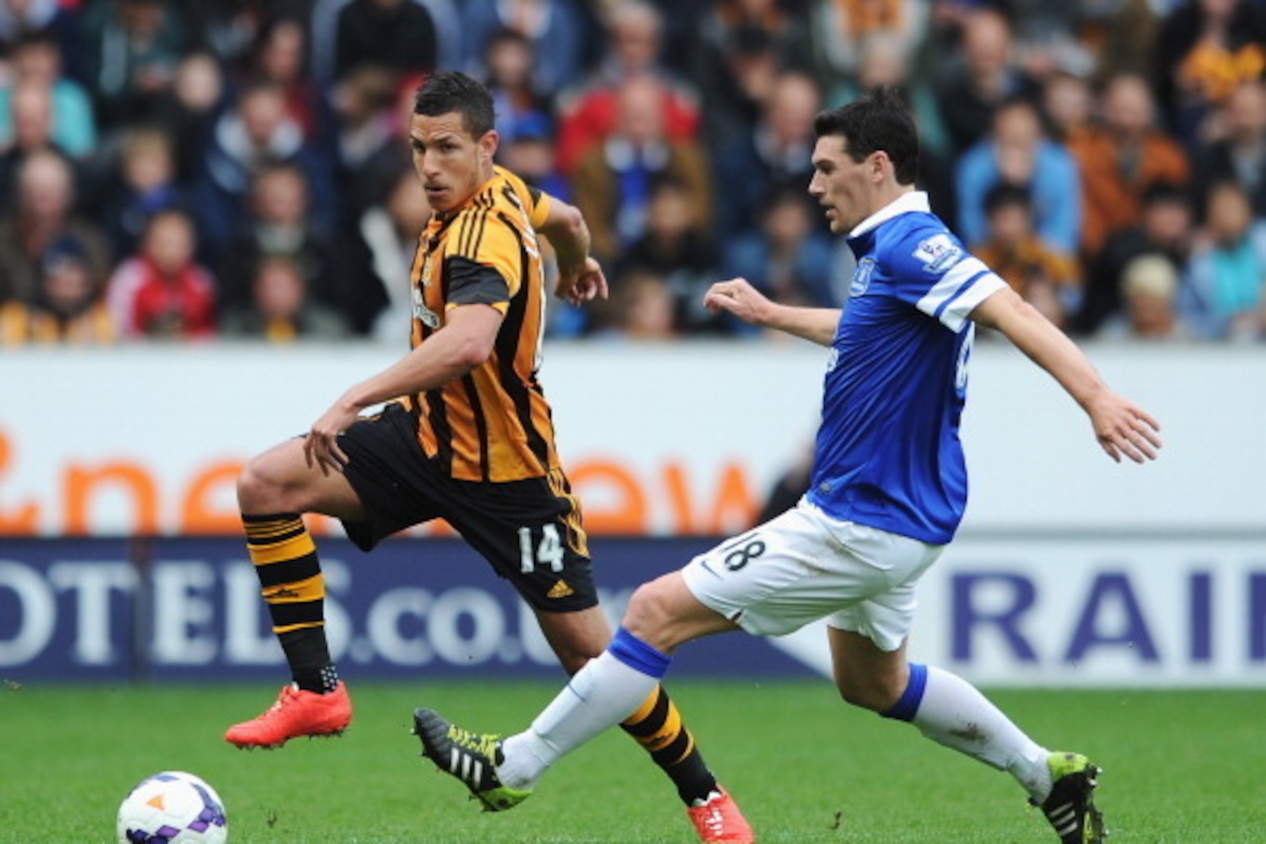 HULL, ENGLAND - MAY 11: Jake Livermore of Hull City is closed down by Gareth Barry of Everton during the Barclays Premier League match between Hull City and Everton at KC Stadium on May 11, 2014 in Hull, England.  (Photo by Chris Brunskill/Getty Images)