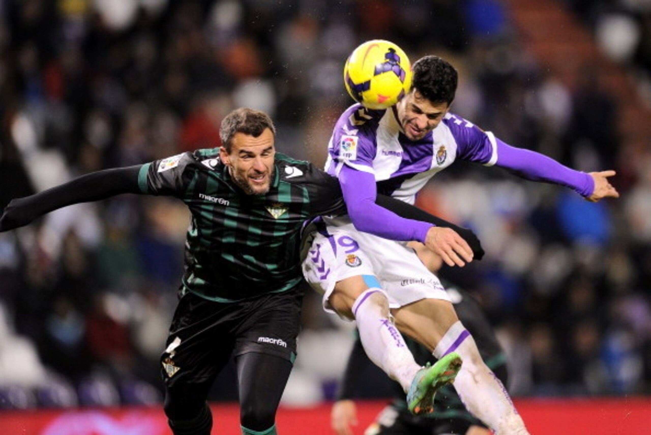 VALLADOLID, SPAIN - JANUARY 04: Javi Guerra (R) of Real Valladolid CF battles for he ball against Antonio Amaya of Real Betis Balompie during the La Liga match between Real Valladolid CF and Real Betis Balompie at Estadio Jose Zorilla on January 4, 2014 i