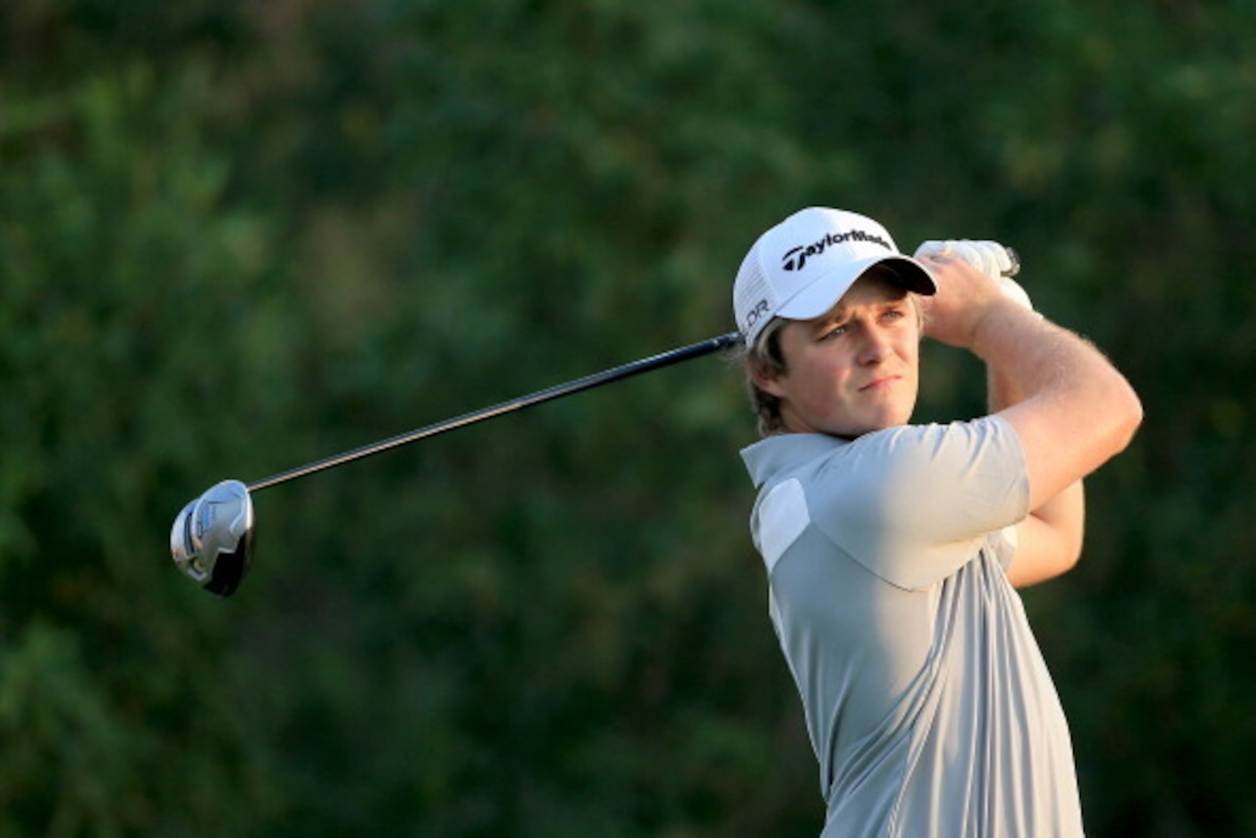 ABU DHABI, UNITED ARAB EMIRATES - JANUARY 16: Eddie Pepperell of England plays his tee shot at the par 4, 16th hole during the first round of the 2014 Abu Dhabi HSBC Golf Championship at Abu Dhabi Golf Club on January 16, 2014 in Abu Dhabi, United Arab Em