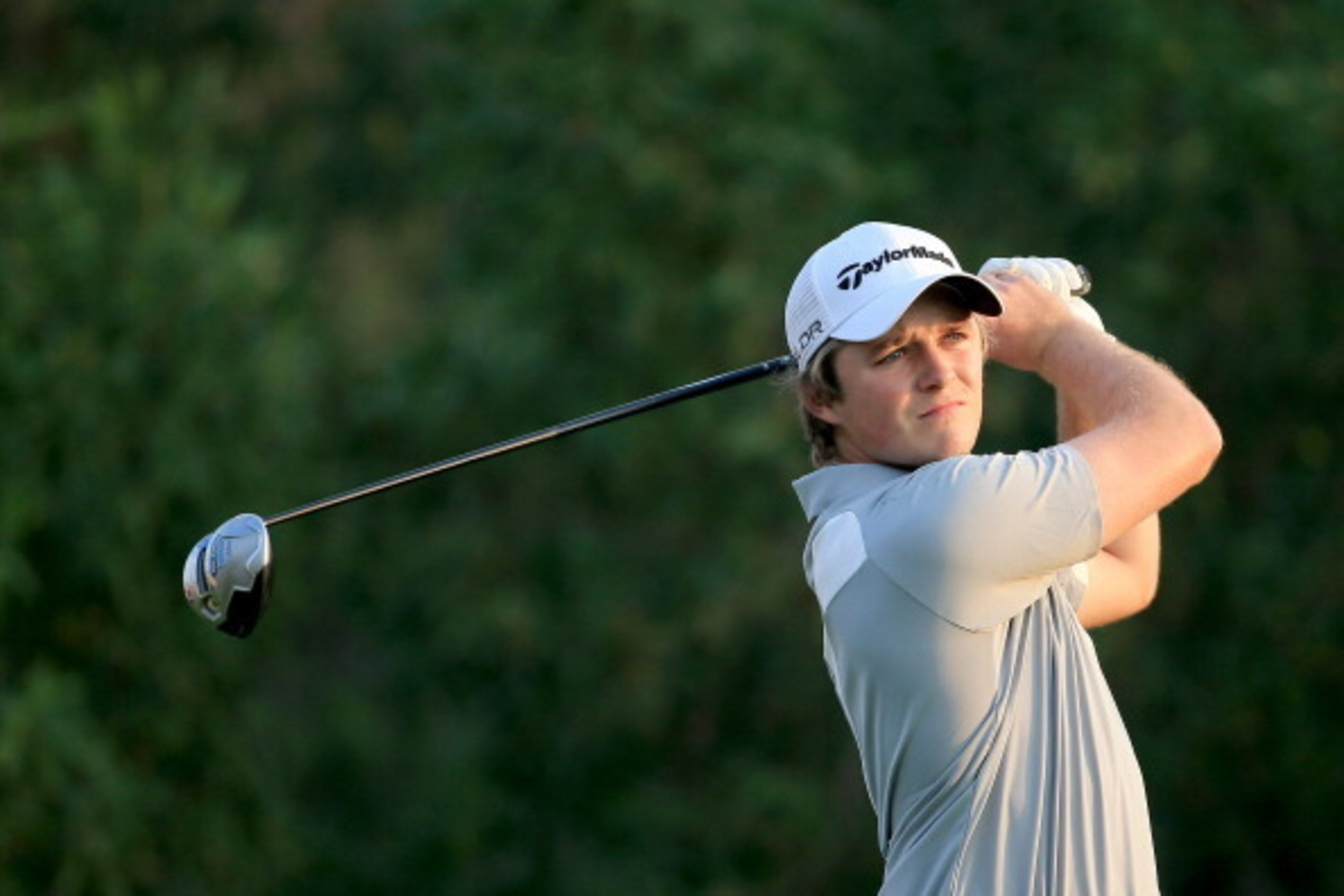 ABU DHABI, UNITED ARAB EMIRATES - JANUARY 16: Eddie Pepperell of England plays his tee shot at the par 4, 16th hole during the first round of the 2014 Abu Dhabi HSBC Golf Championship at Abu Dhabi Golf Club on January 16, 2014 in Abu Dhabi, United Arab Em