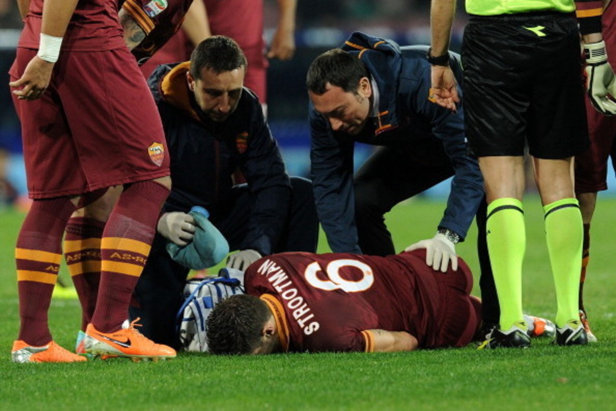 NAPLES, ITALY - MARCH 09:  Kevin Strootman of Roma lies injured during the Serie A match between SSC Napoli and AS Roma at Stadio San Paolo on March 9, 2014 in Naples, Italy.  (Photo by Giuseppe Bellini/Getty Images)