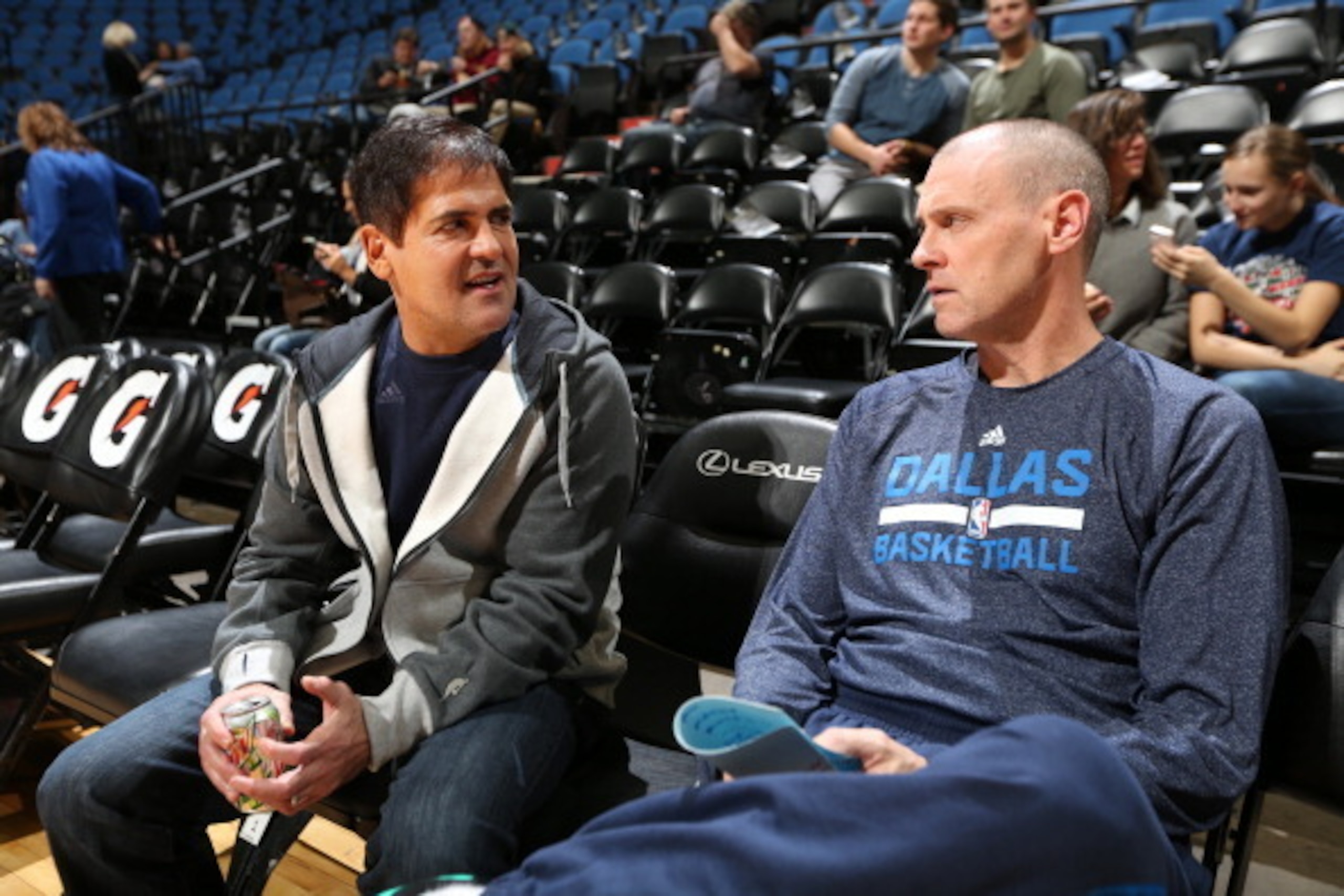 MINNEAPOLIS, MN - NOVEMBER 8:  Mark Cuban talks to Rick Carlisle of the Dallas Mavericks before they play against the Minnesota Timberwolves on November 8, 2013 at Target Center in Minneapolis, Minnesota. NOTE TO USER: User expressly acknowledges and agre