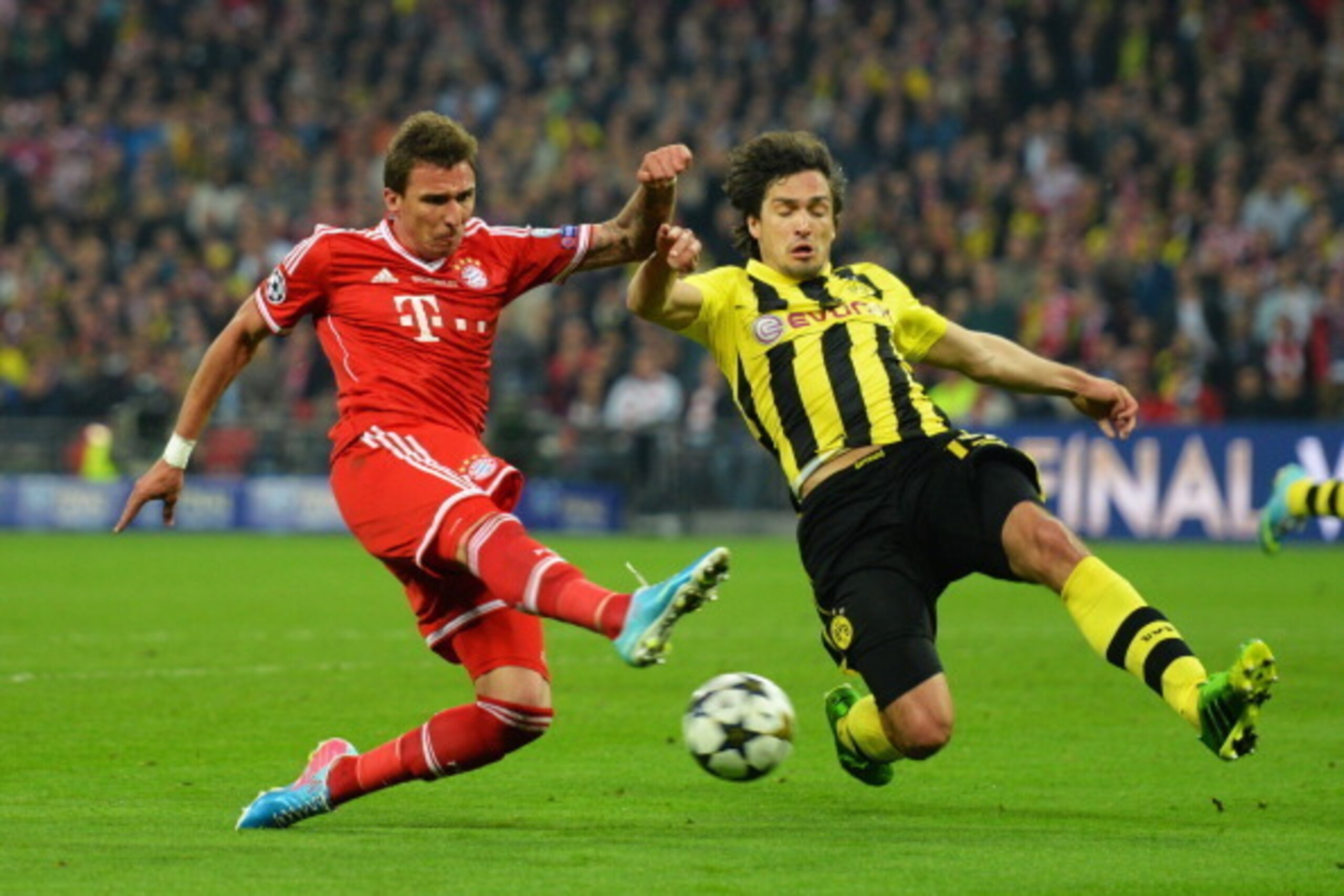 LONDON, ENGLAND - MAY 25:  Mario Mandzukic of Bayern Muenchen (L) in action with Mats Hummels of Borussia Dortmund during the UEFA Champions League final match between Borussia Dortmund and FC Bayern Muenchen at Wembley Stadium on May 25, 2013 in London, 