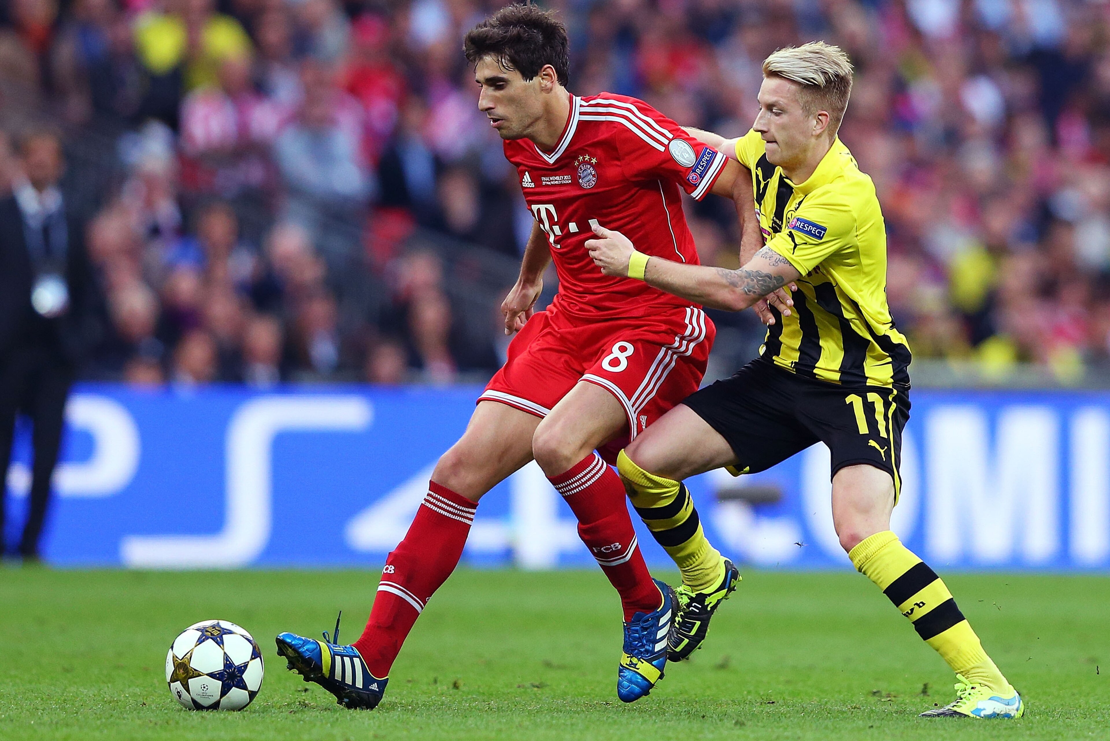 LONDON, ENGLAND - MAY 25: Javi Martinez of Bayern Muenchen (L) in action with Marco Reus of Borussia Dortmund during the UEFA Champions League final match between Borussia Dortmund and FC Bayern Muenchen at Wembley Stadium on May 25, 2013 in London, Unit LONDON, ENGLAND - MAY 25: Javi Martinez of Bayern Muenchen (L) in action with Marco Reus of Borussia Dortmund during the UEFA Champions League final match between Borussia Dortmund and FC Bayern Muenchen at Wembley Stadium on May 25, 2013 in London, Unit