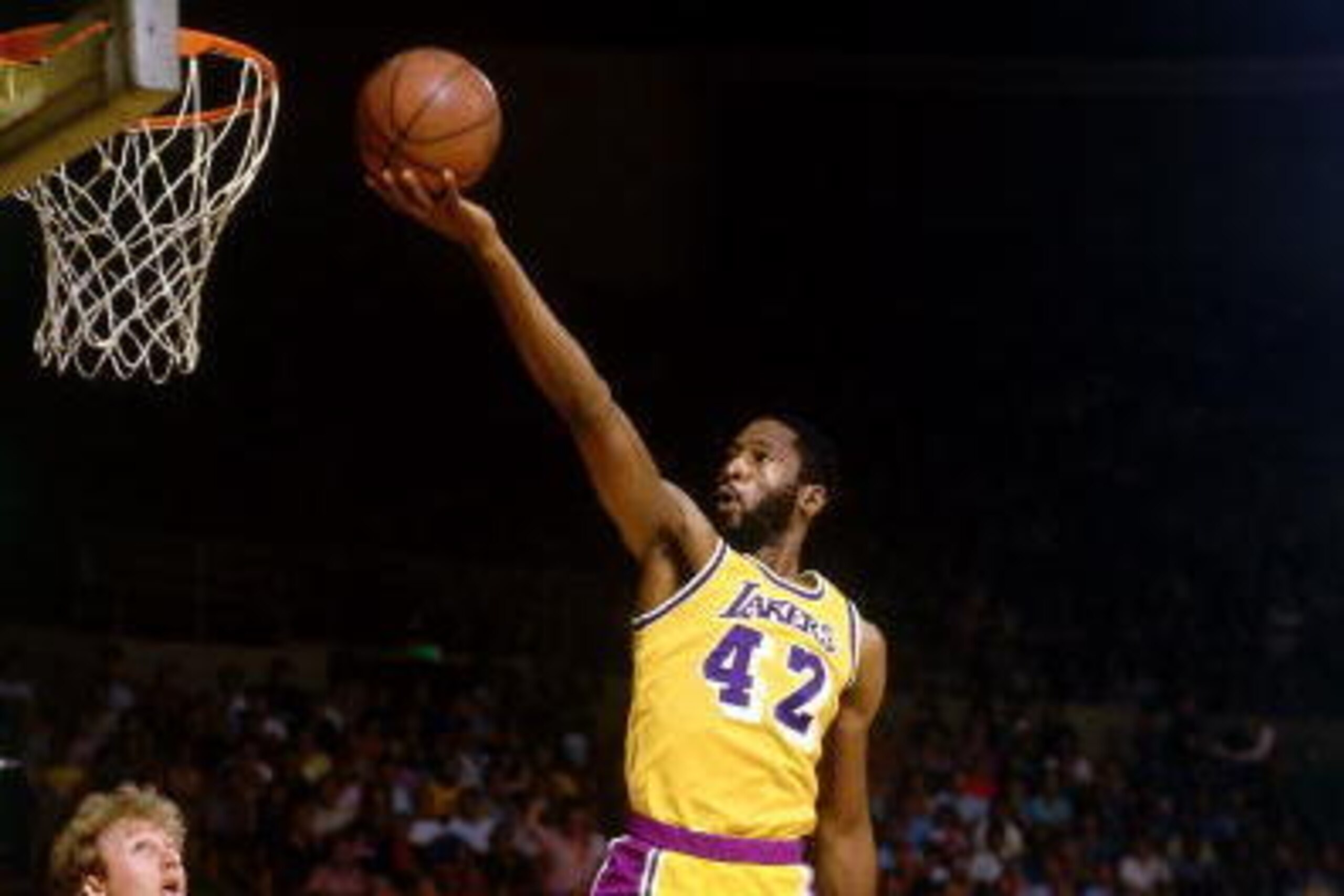 INGLEWOOD, CA - 1983:  James Worthy #42 of the Los Angeles Lakers lays up a shot against Larry Bird #33 of the Boston Celtics at the Great Western Forum circa 1983 in Inglewood, California.  NOTE TO USER: User expressly acknowledges and agrees that, by do