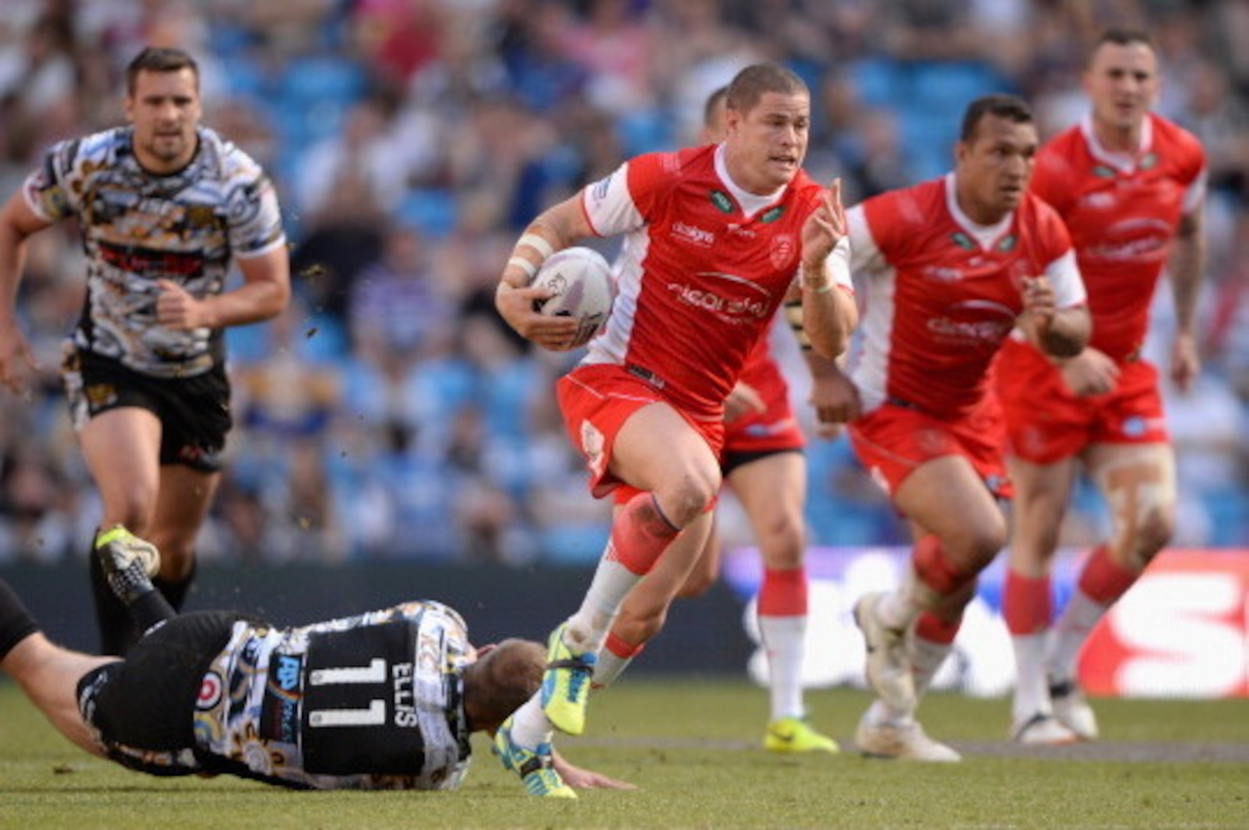 MANCHESTER, ENGLAND - MAY 17: Travis Burns of Hull Kingston Rovers gets past Gareth Ellis of Hull FC during the Super League match between Hull Kington Rovers and Hull FC at Etihad Stadium on May 17, 2014 in Manchester, England. (Photo by Gareth Copley/ MANCHESTER, ENGLAND - MAY 17: Travis Burns of Hull Kingston Rovers gets past Gareth Ellis of Hull FC during the Super League match between Hull Kington Rovers and Hull FC at Etihad Stadium on May 17, 2014 in Manchester, England. (Photo by Gareth Copley/