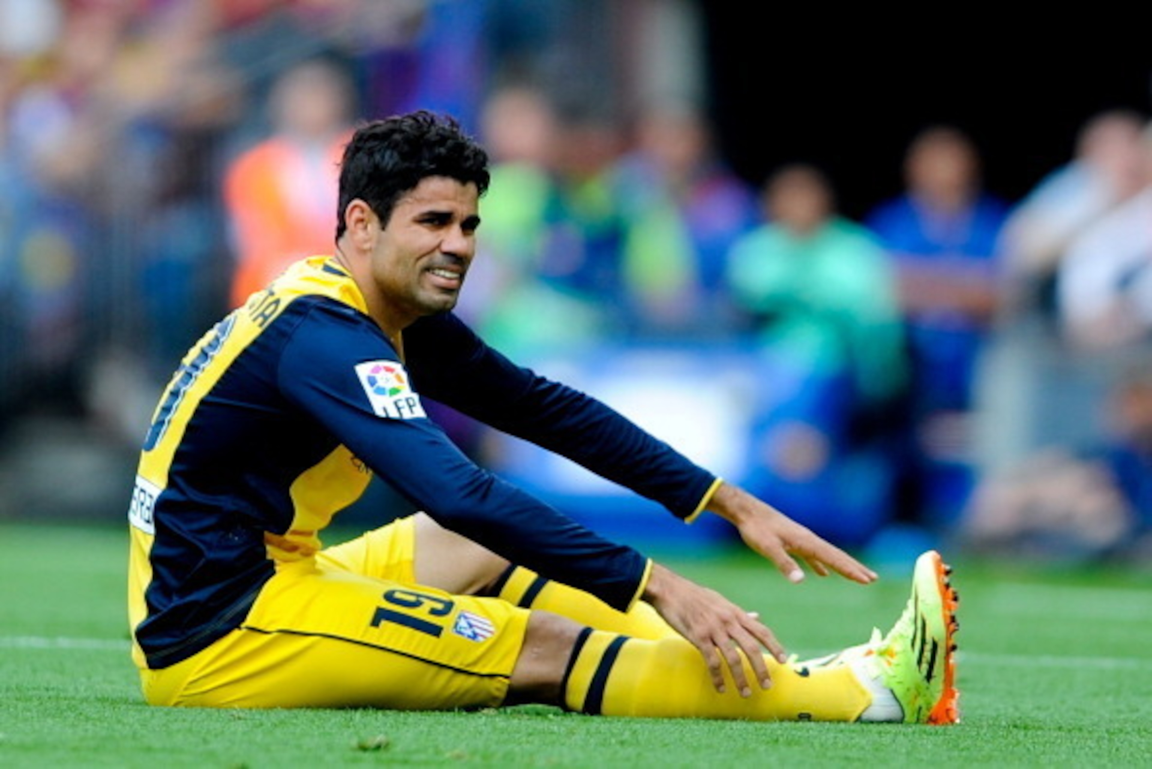 BARCELONA, SPAIN - MAY 17: Diego Costa of Atletico de Madrid sits injured on th pitch during the La Liga match between FC Barcelona and Club Atletico de Madrid at Camp Nou on May 17, 2014 in Barcelona, Spain. (Photo by David Ramos/Getty Images) BARCELONA, SPAIN - MAY 17: Diego Costa of Atletico de Madrid sits injured on th pitch during the La Liga match between FC Barcelona and Club Atletico de Madrid at Camp Nou on May 17, 2014 in Barcelona, Spain. (Photo by David Ramos/Getty Images)