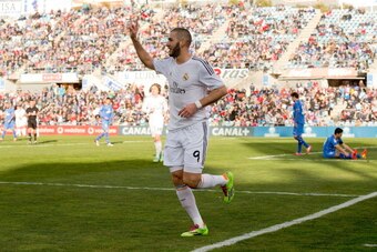 GETAFE, SPAIN - FEBRUARY 16:  Karim Benzema of Real Madrid CF celebrates scoring their second goal during the La Liga match between Getafe CF and Real Madrid CF at Coliseum Alfonso Perez on February 16, 2014 in Getafe, Spain.  (Photo by Gonzalo Arroyo Mor
