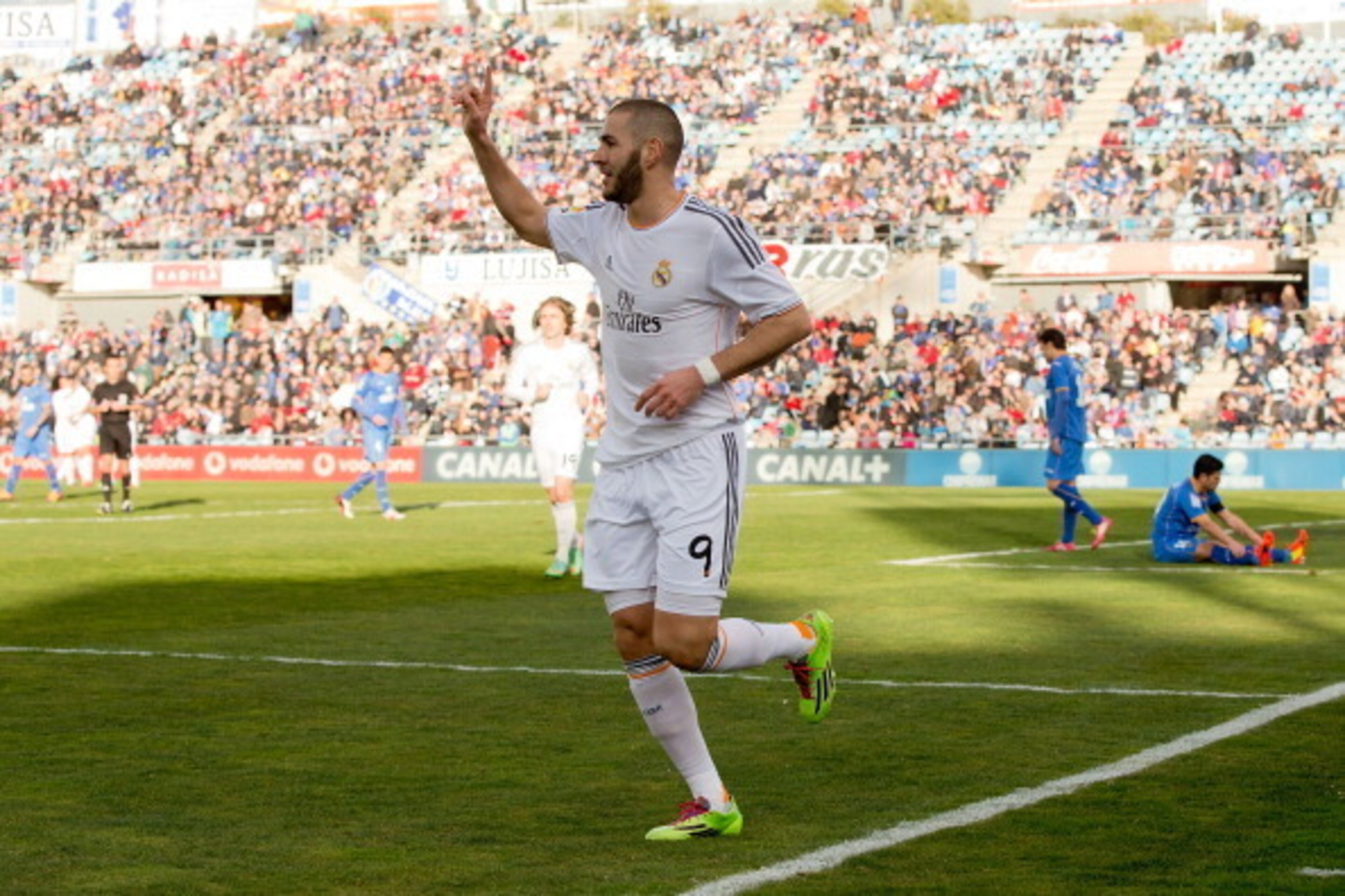 GETAFE, SPAIN - FEBRUARY 16:  Karim Benzema of Real Madrid CF celebrates scoring their second goal during the La Liga match between Getafe CF and Real Madrid CF at Coliseum Alfonso Perez on February 16, 2014 in Getafe, Spain.  (Photo by Gonzalo Arroyo Mor