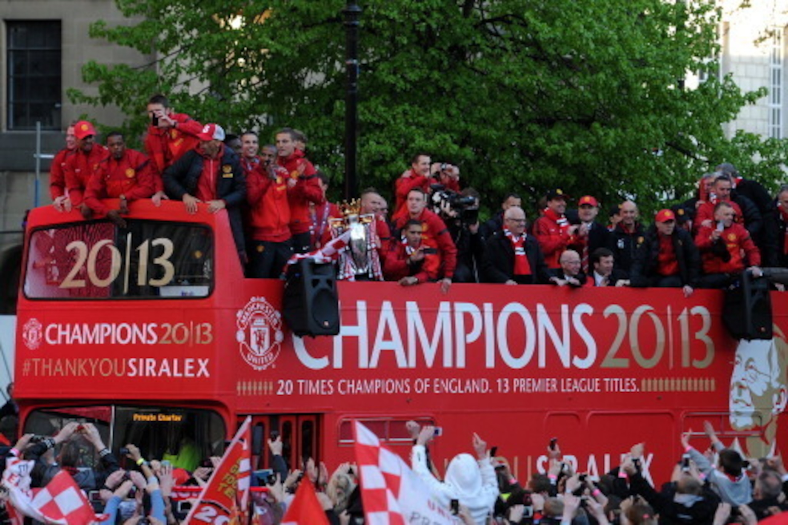 MANCHESTER, ENGLAND - MAY 13: Manchester United celebrate with the Barclays Premier League trophy during the Manchester United Premier League Winners Parade at Manchester Town Hall on May 13, 2013 in Manchester, England. (Photo by Chris Brunskill/Getty Im MANCHESTER, ENGLAND - MAY 13: Manchester United celebrate with the Barclays Premier League trophy during the Manchester United Premier League Winners Parade at Manchester Town Hall on May 13, 2013 in Manchester, England. (Photo by Chris Brunskill/Getty Im