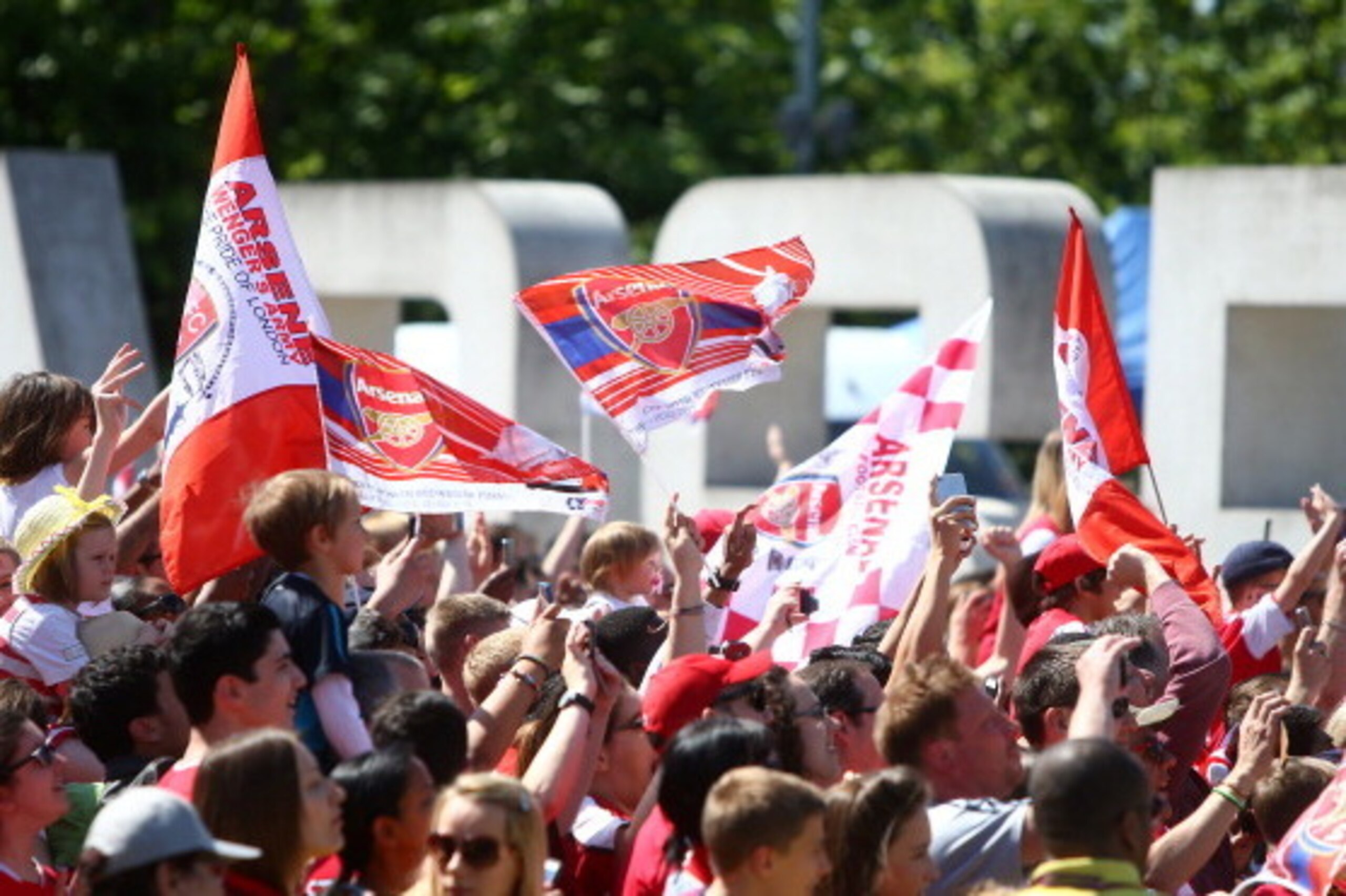 LONDON, ENGLAND - MAY 18: Arsenal fans wave their flags during the Arsenal FA Cup Victory Parade on May 18, 2014 in London, England, (Photo by Charlie Crowhurst/Getty Images)