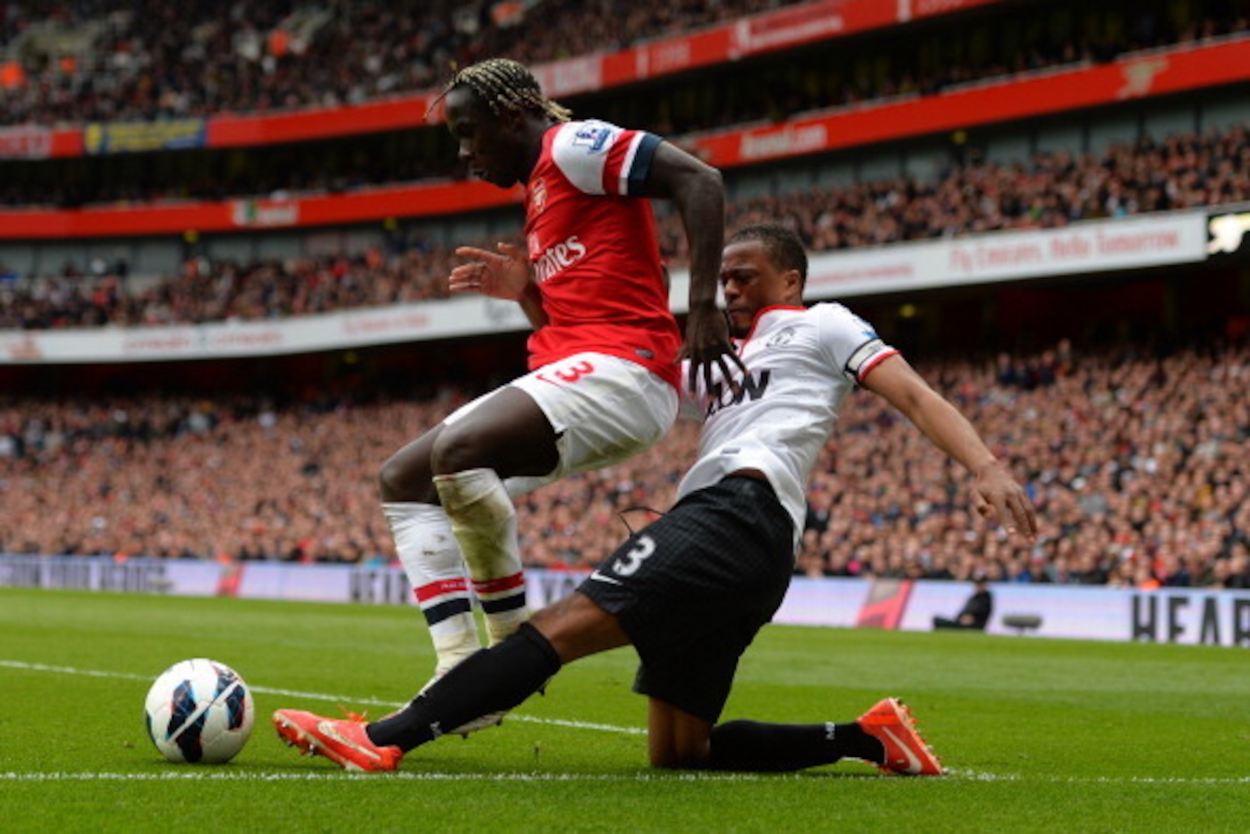 LONDON, ENGLAND - APRIL 28:  Patrice Evra of Manchester United tackles Bacary Sagna of Arsenal during the Barclays Premier League match between Arsenal and Manchester United at Emirates Stadium on April 28, 2013 in London, England.  (Photo by Shaun Botter