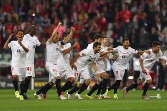 TURIN, ITALY - MAY 14:  Players of Sevilla FC celebrate victory in the penalty shoot out during the UEFA Europa League Final between Sevilla FC and SL Benfica at Juventus Arena on May 14, 2014 in Turin, Italy.  (Photo by Michael Steele/Getty Images)