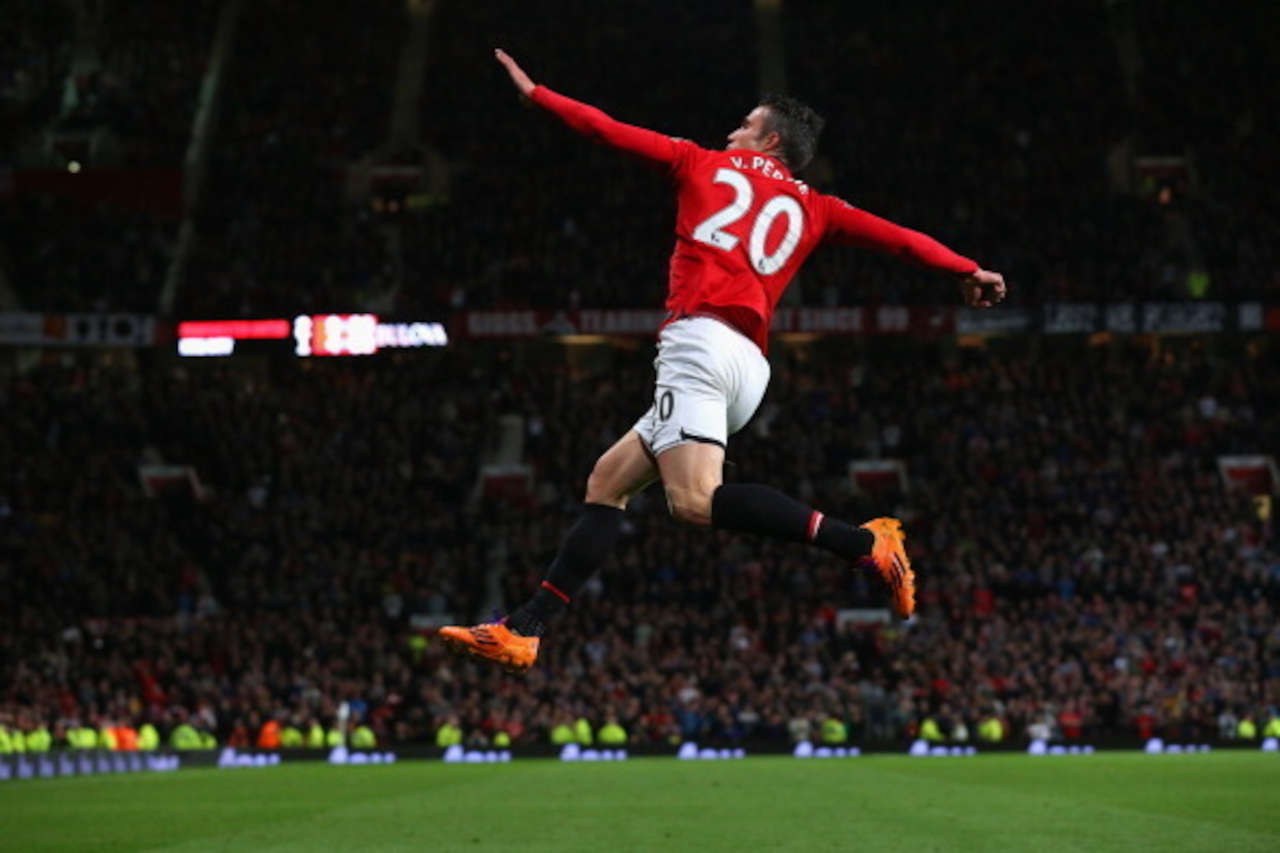 MANCHESTER, ENGLAND - MAY 06: Robin van Persie of Manchester United celebrates scoring his team's third goal during the Barclays Premier League match between Manchester United and Hull City at Old Trafford on May 6, 2014 in Manchester, England. (Photo b MANCHESTER, ENGLAND - MAY 06: Robin van Persie of Manchester United celebrates scoring his team's third goal during the Barclays Premier League match between Manchester United and Hull City at Old Trafford on May 6, 2014 in Manchester, England. (Photo b