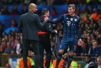 MANCHESTER, ENGLAND - APRIL 01:  Pep Guardiola head coach of Bayern Muenchen has words with Toni Kroos of Bayern Muenchen during the UEFA Champions League Quarter Final first leg match between Manchester United and FC Bayern Muenchen at Old Trafford on Ap