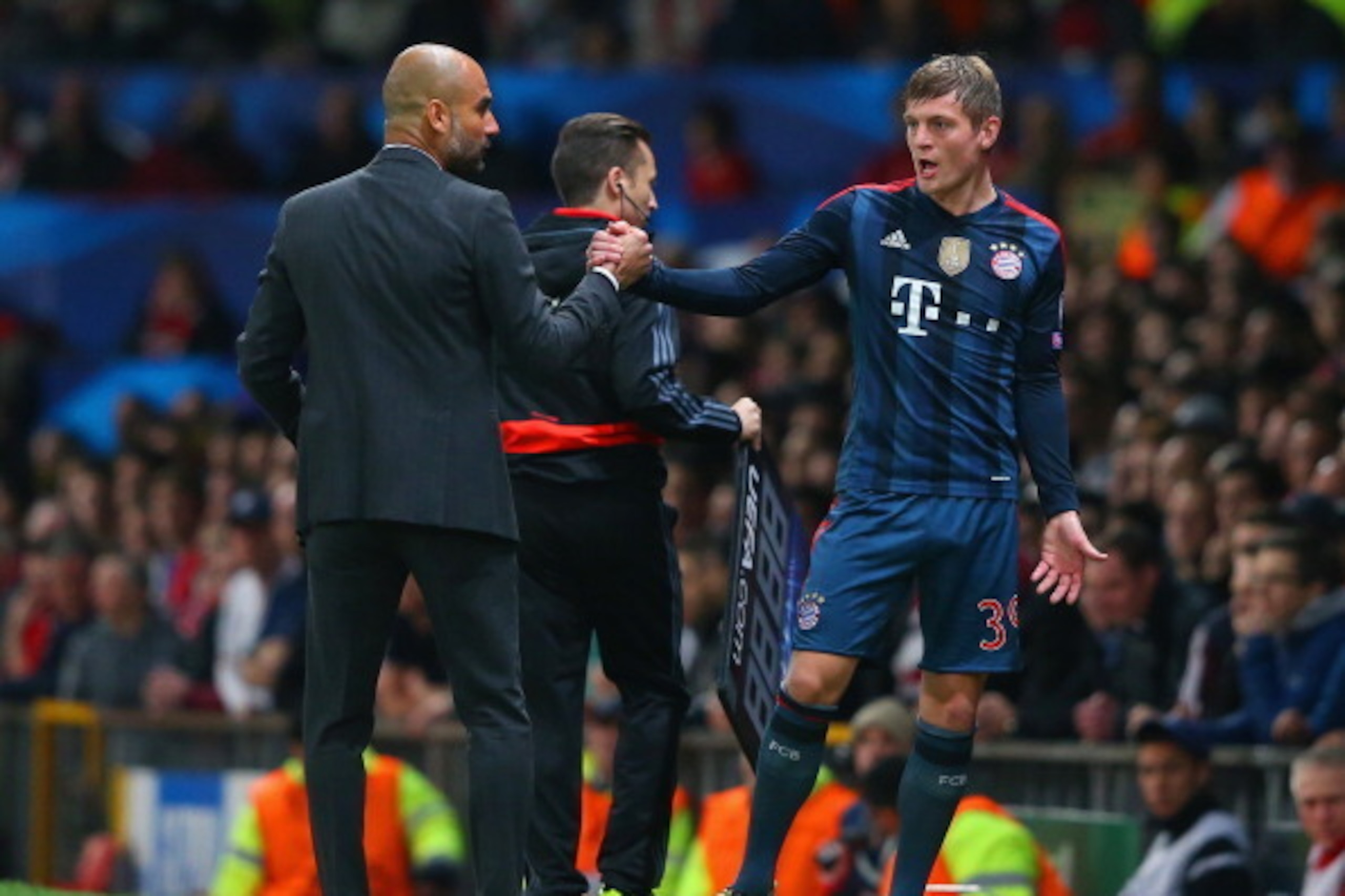 MANCHESTER, ENGLAND - APRIL 01:  Pep Guardiola head coach of Bayern Muenchen has words with Toni Kroos of Bayern Muenchen during the UEFA Champions League Quarter Final first leg match between Manchester United and FC Bayern Muenchen at Old Trafford on Ap