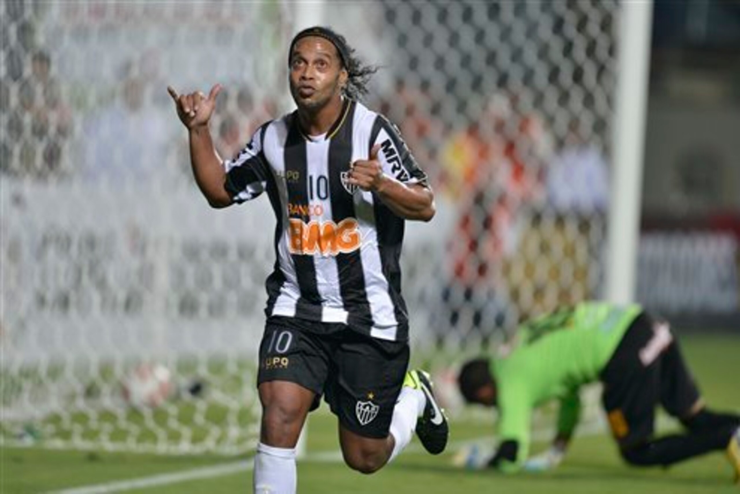 Ronaldinho was poor as the Brazilians were eliminated by Atletico Nacional of Colombia.