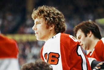 BOSTON, MA. - 1978: Bobby Clarke #16 of the Philadelphia Flyers watches play from bench against the Boston Bruins at Boston Garden.  (Photo by Steve Babineau/NHLI via Getty Images)
