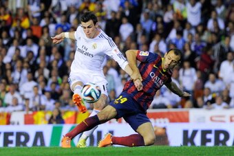 VALENCIA, SPAIN - APRIL 16:  Gareth Bale of Real Madrid CF shoots towards goal under a challenge by Javier Mascherano of FC Barcelona during the Copa del Rey Final between Real Madrid and FC Barcelona at Estadio Mestalla on April 16, 2014 in Valencia, Spa