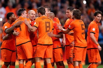 AMSTERDAM, NETHERLANDS - OCTOBER 11:  Arjen Robben of Holland (3rd L) celebrates with Robin van Persie (2nd L) during the FIFA 2014 World Cup Qualifing match between Holland and Hungary at Amsterdam Arena on October 11, 2013 in Amsterdam, Netherlands.  (P