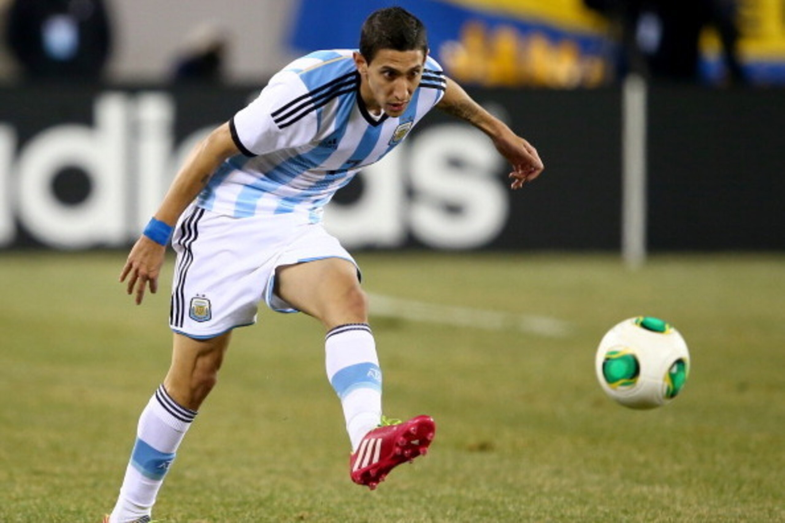 EAST RUTHERFORD, NJ - NOVEMBER 15:  Angel Di Maria #7 of Argentina takes the ball against Ecuador during a friendly match at MetLife Stadium on November 15, 2013 in East Rutherford, New Jersey.  (Photo by Elsa/Getty Images)