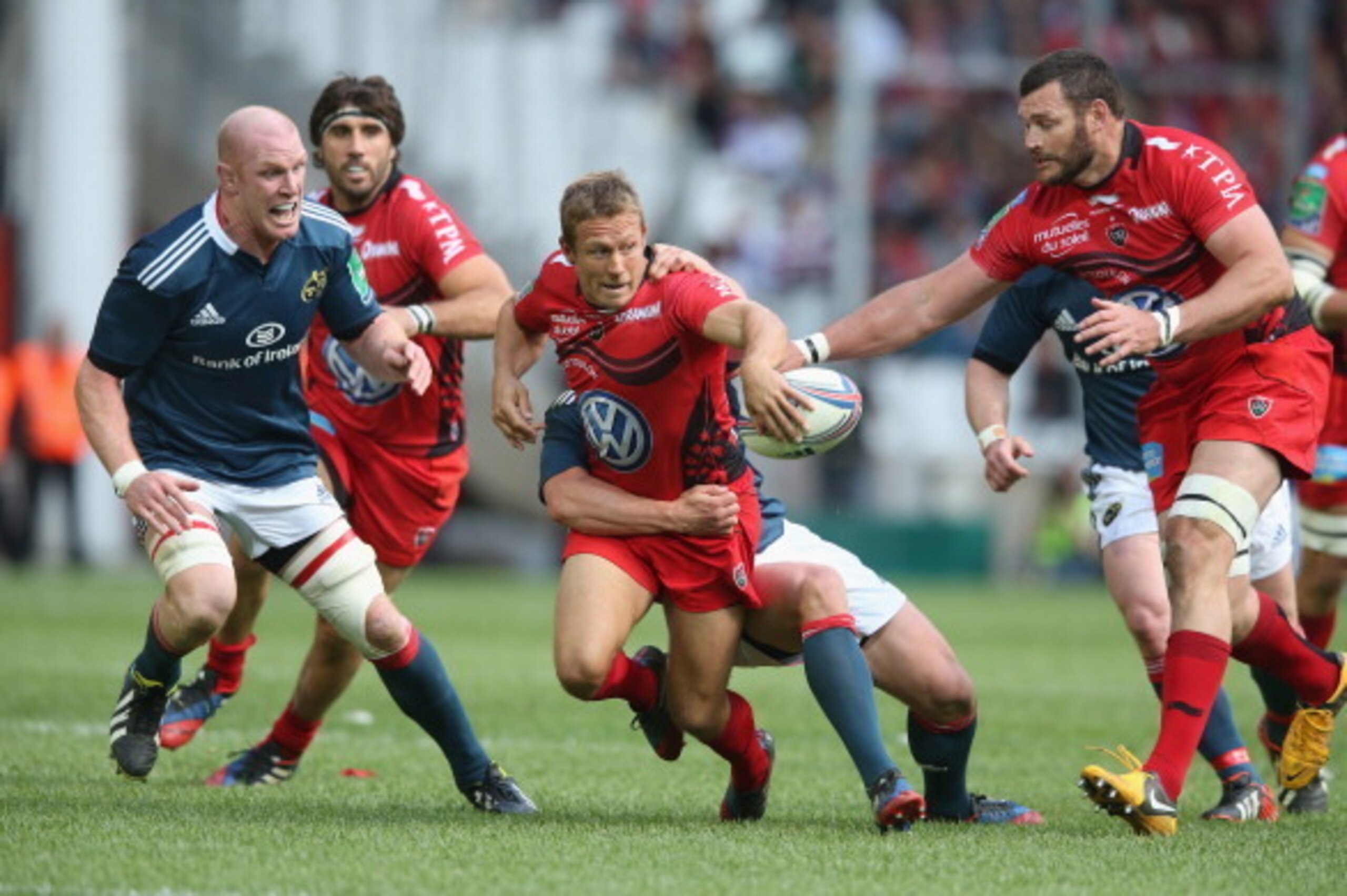 MARSEILLE, FRANCE - APRIL 27:  Jonny Wilkinson of Toulon passes the ball during the Heineken Cup semi final match between Toulon and Munster at the Stade Velodrome on April 27, 2014 in Marseille, France.  (Photo by David Rogers/Getty Images)