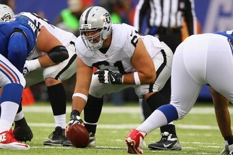 EAST RUTHERFORD, NJ - NOVEMBER 10:  Stefen Wisniewski #61 of the Oakland Raiders in action against the New York Giants during their game at MetLife Stadium on November 10, 2013 in East Rutherford, New Jersey.  (Photo by Al Bello/Getty Images)