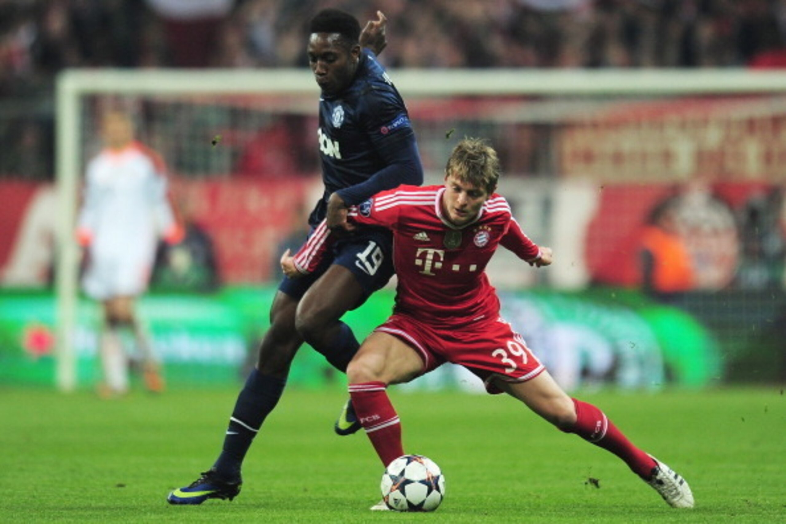 MUNICH, GERMANY - APRIL 09: Danny Welbeck of Manchester United challenges Toni Kroos of Bayern Muenchen during the UEFA Champions League Quarter Final second leg match between FC Bayern Muenchen and Manchester United at Allianz Arena on April 9, 2014 in M