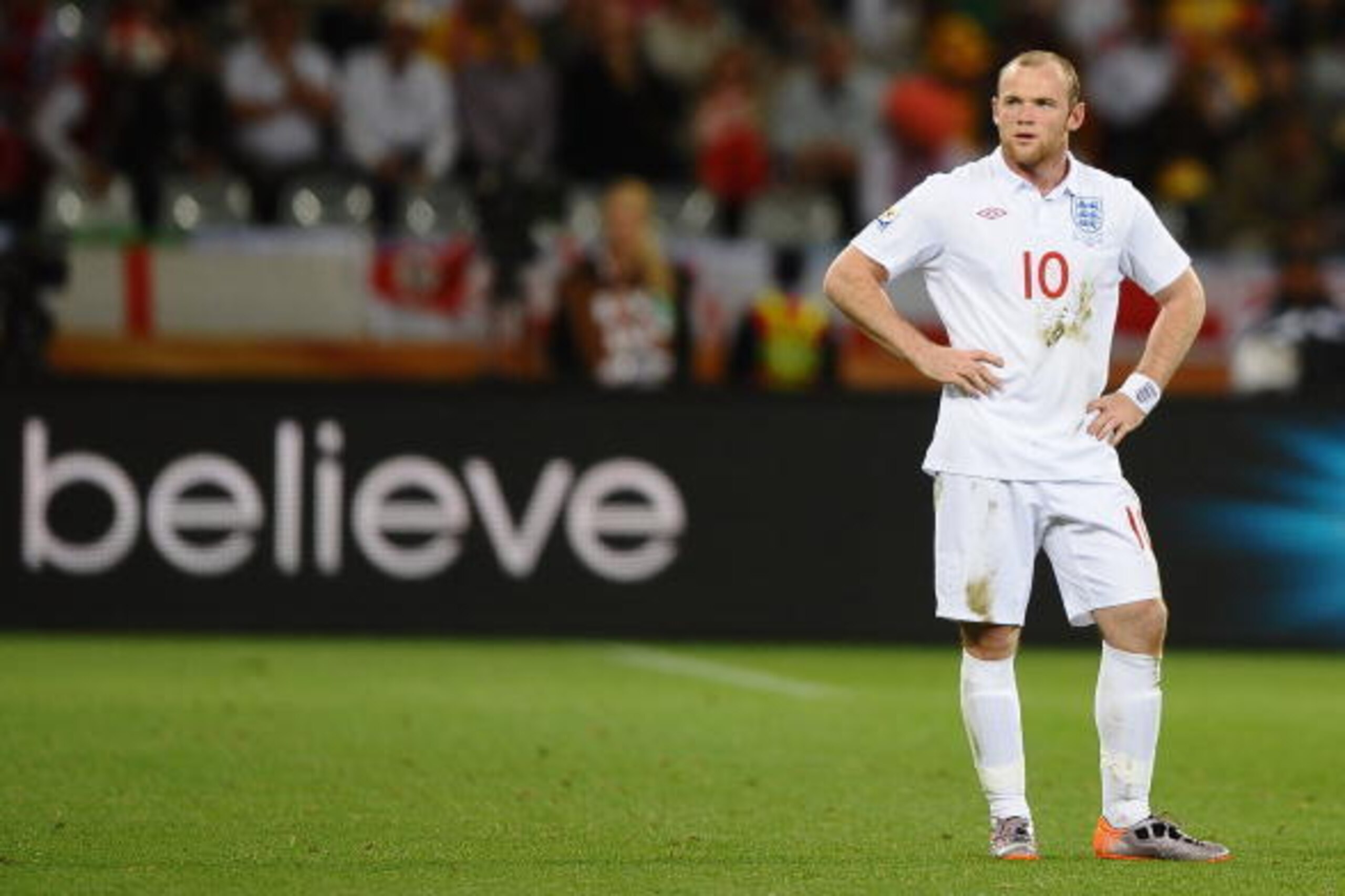 CAPE TOWN, SOUTH AFRICA - JUNE 18:  Wayne Rooney of England shows his frustration during the 2010 FIFA World Cup South Africa Group C match between England and Algeria at Green Point Stadium on June 18, 2010 in Cape Town, South Africa.  (Photo by Laurence