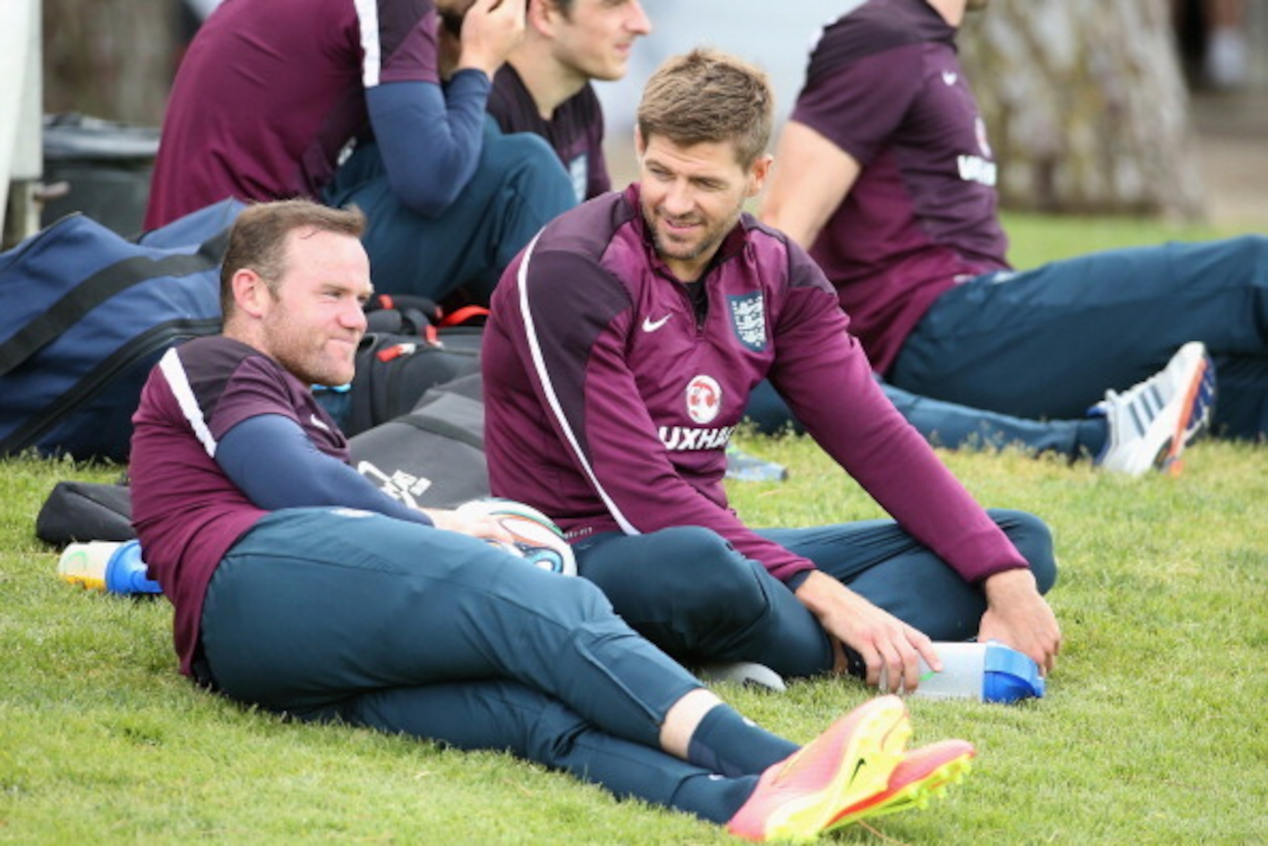 VALE DO LOBO, ALGARVE, PORTUGAL - MAY 21:  Wayne Rooney and Steven Gerrard (r) relax during a training session at the England pre-World Cup Training Camp at the Vale Do Lobo Resort on May 21, 2014 in Vale Do Lobo, Algarve, Portugal.  (Photo by Richard Hea